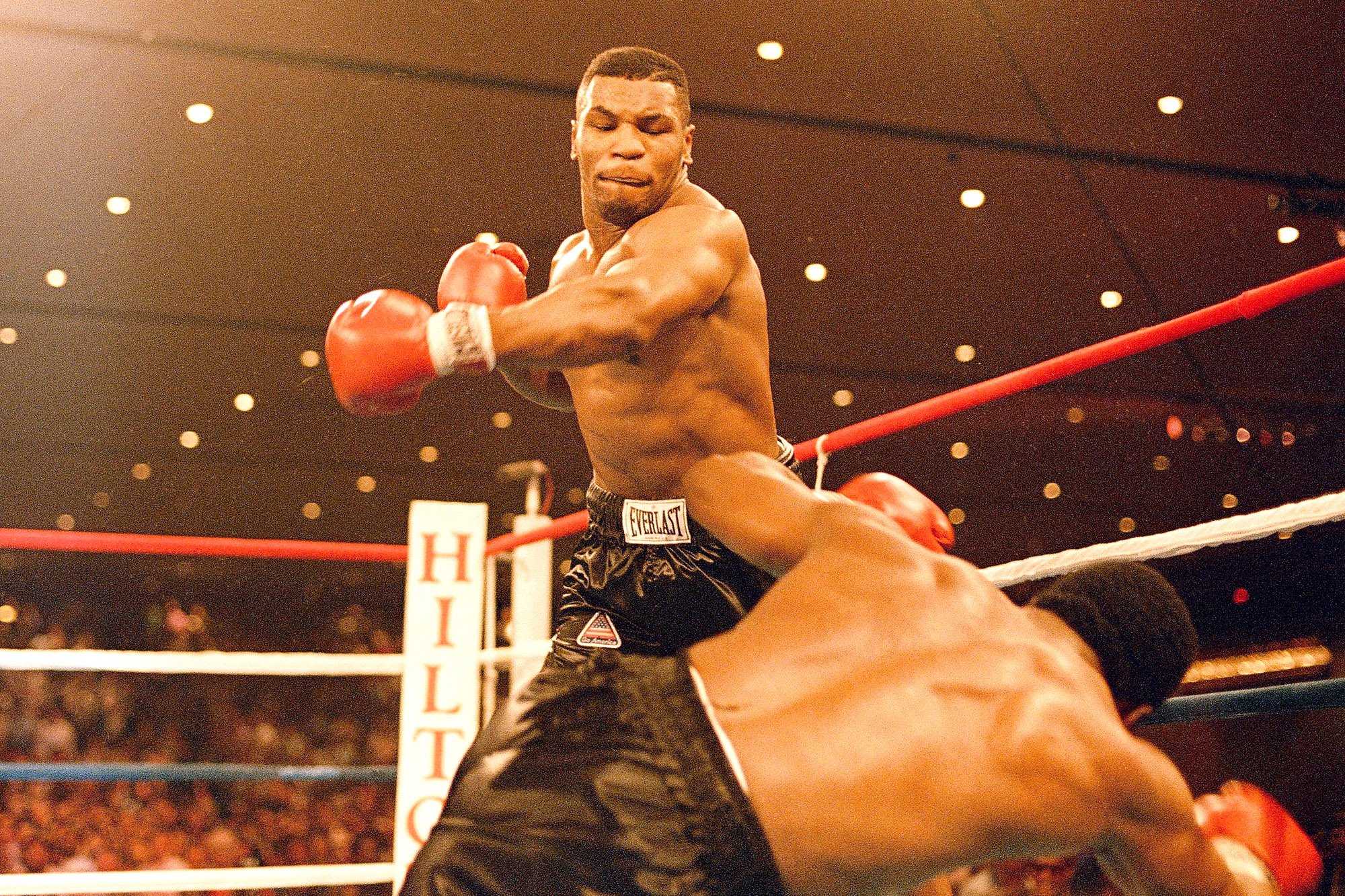 Майк Тайсон на ринге. Майк Тайсон нокауты. Mike Tyson на ринге. Майк Тайсон фото. Отжимания майка тайсона