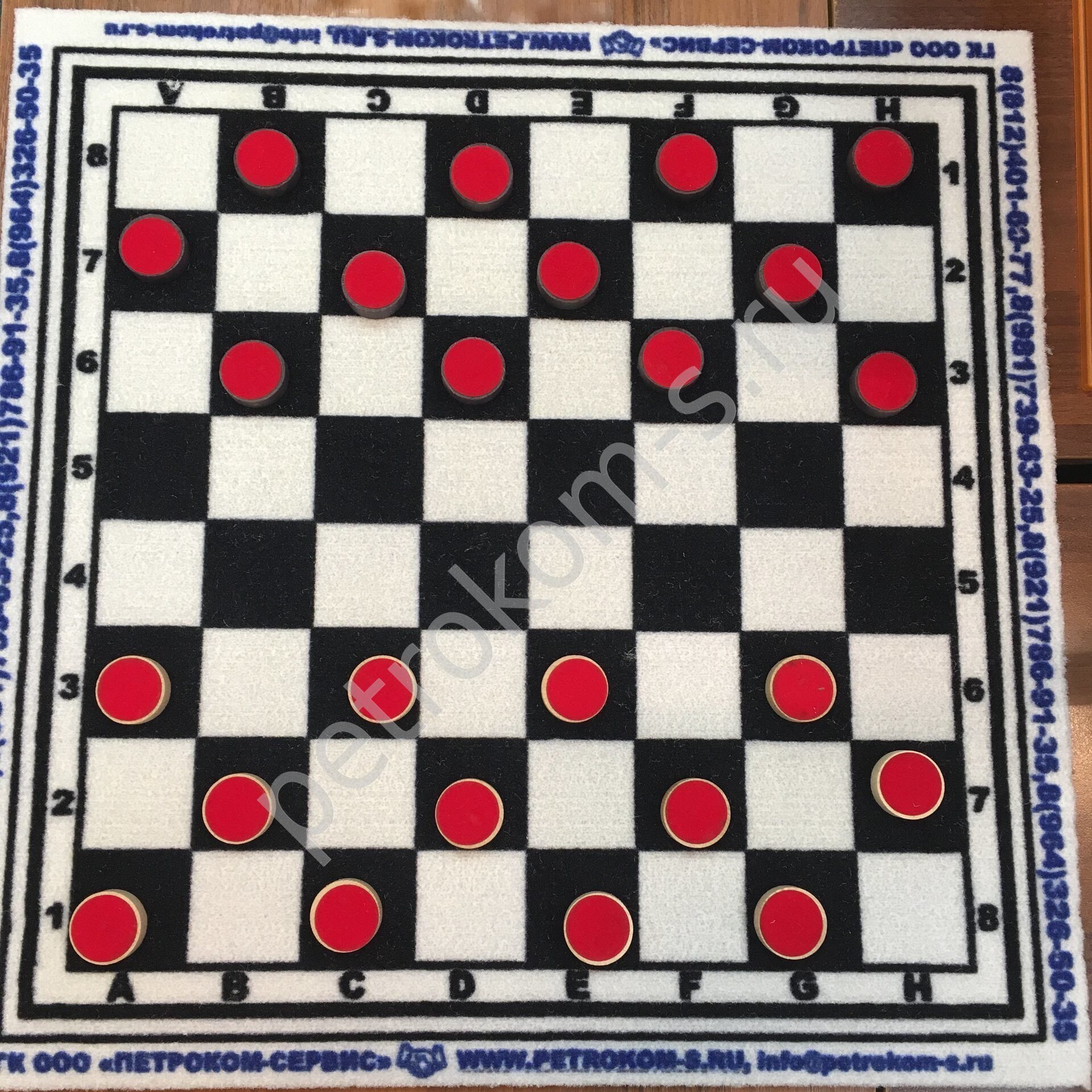 На шахматной доске 64 клетки. Шахматный ковер. Ковер шахматная доска. Шахматный коврик для шахмат. Ковер в шахматном стиле.