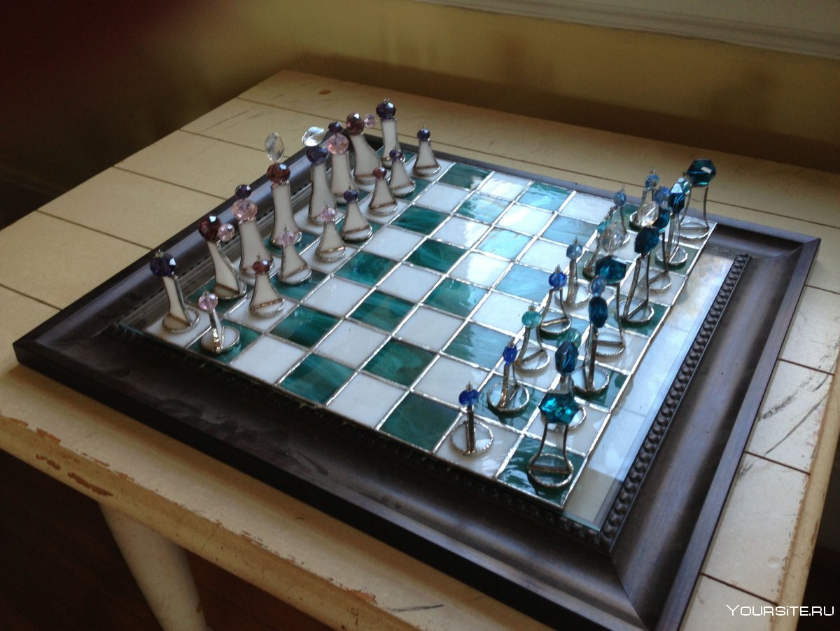 Стеклянная шахматная доска