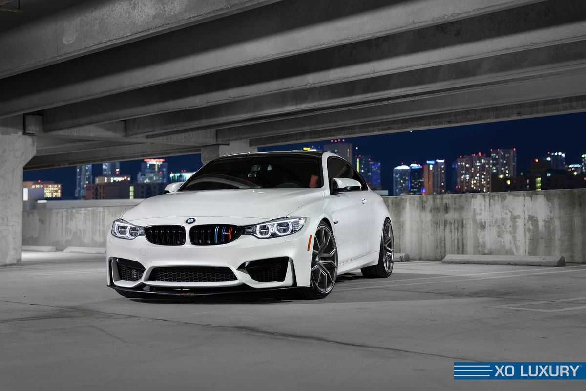 Кварцевые диски на белом авто