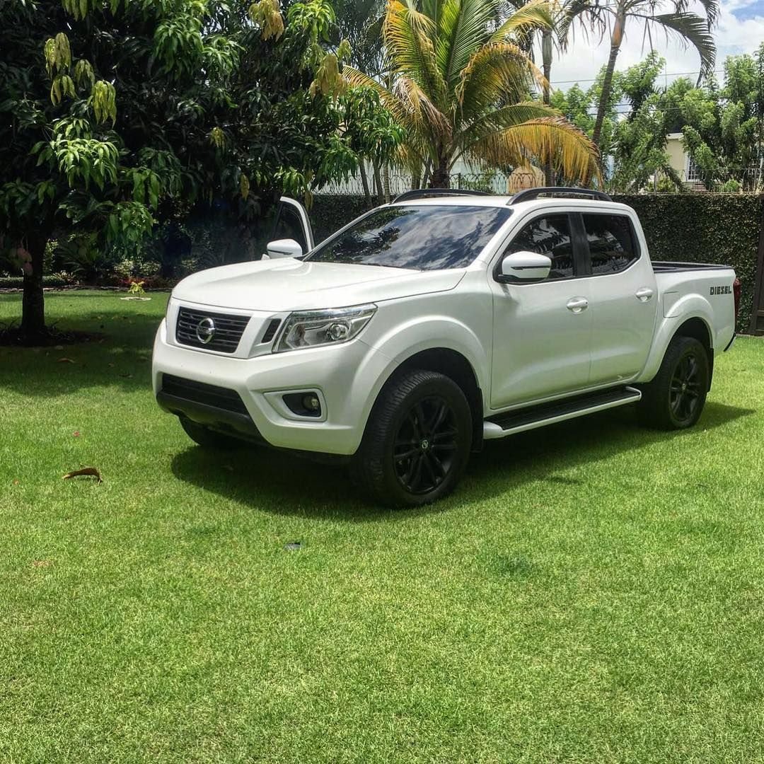В сеть попали первые фото обновленного Nissan Navara