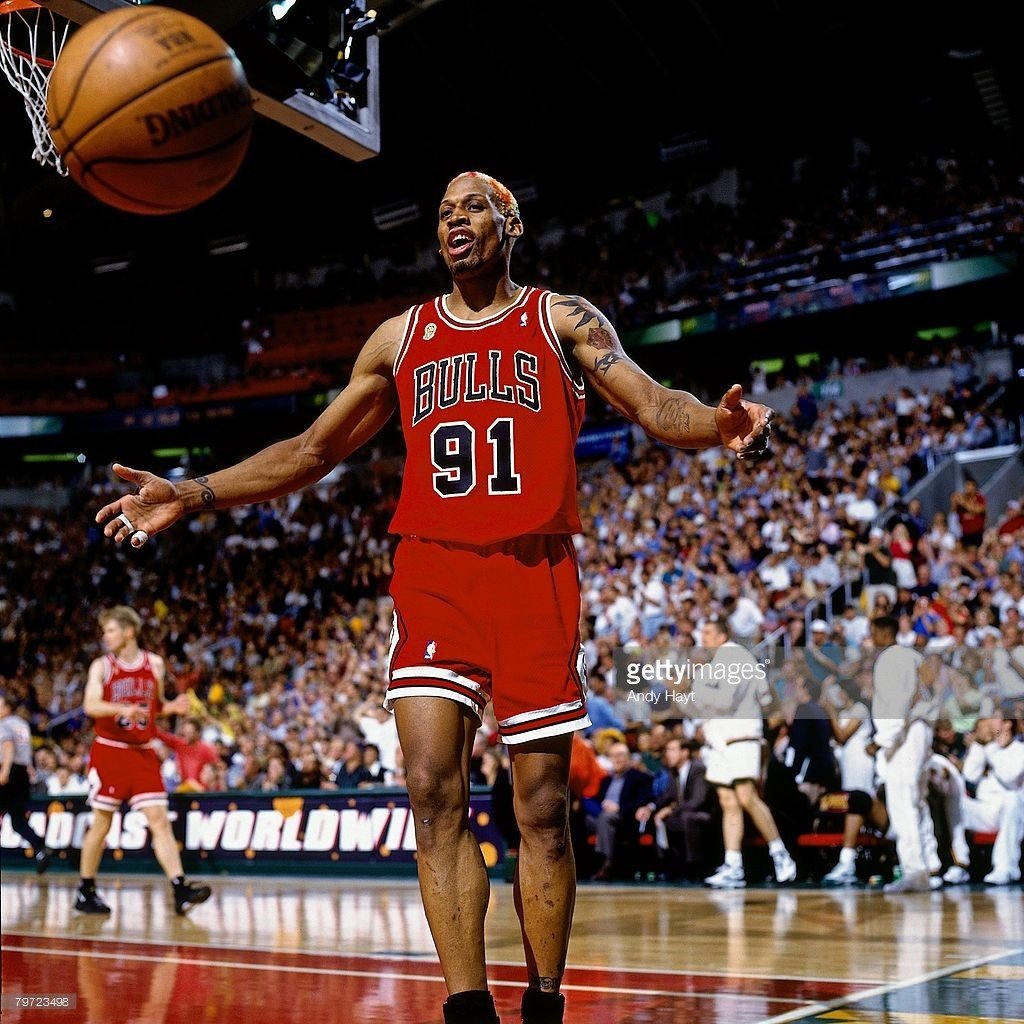 Лучший баскетболист всех времен. Деннис Родман 1996. Деннис Родман в 90 х. Деннис Смит младший баскетболист. Лучшие баскетболисты НБА 90.