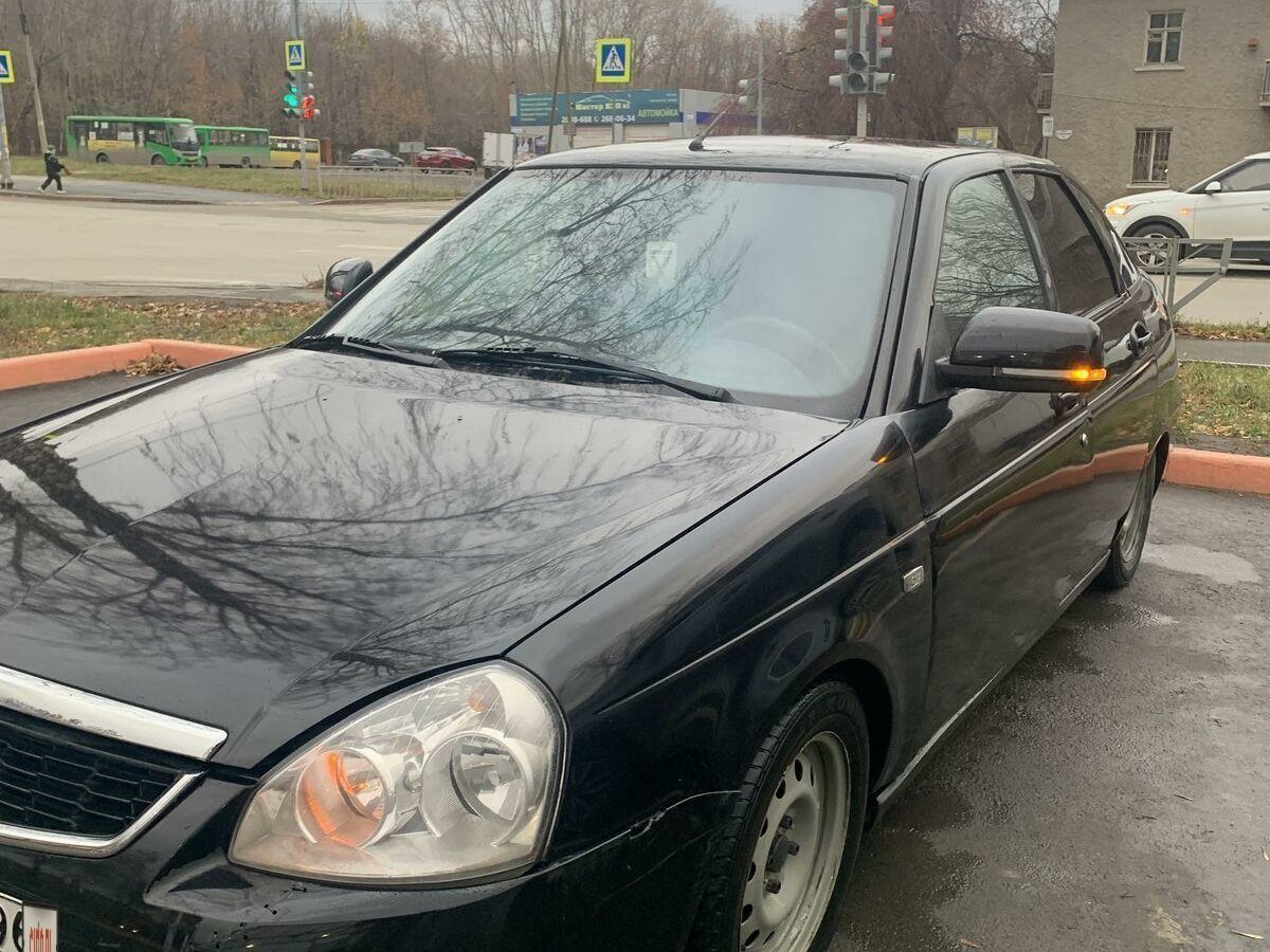 Приора хэтчбек черная