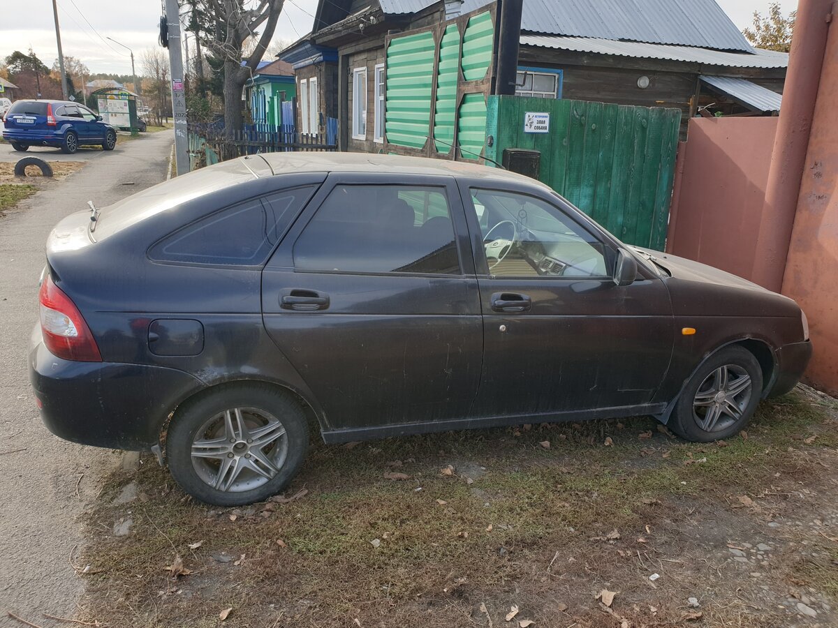 Лада Приора хэтчбек черная