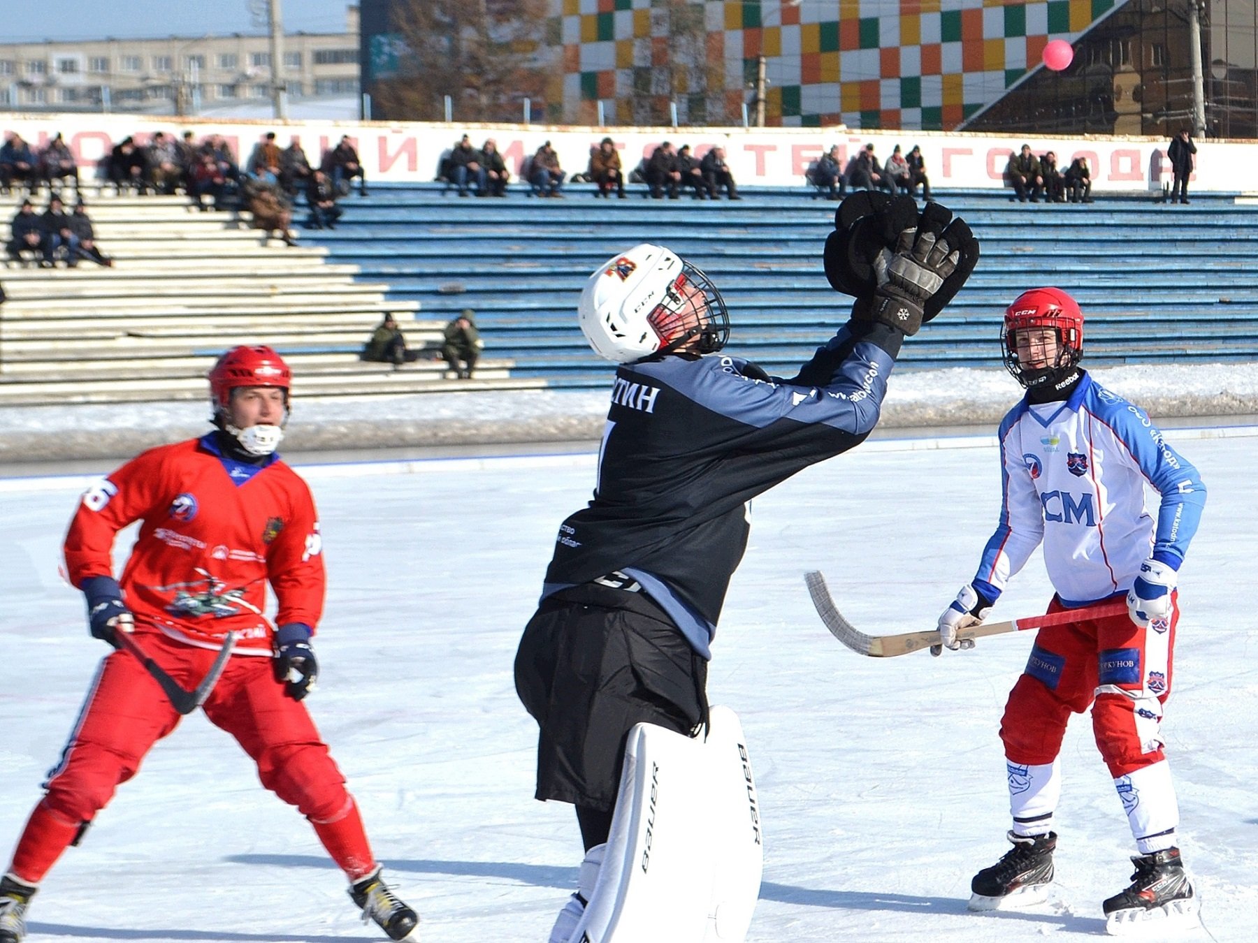 Свежие новости хоккея на сегодня. Краснотурьинск хоккей с мячом. Хоккейная команда Восток. Ветераны хоккей с мячом. Хоккей с мячом на льду.