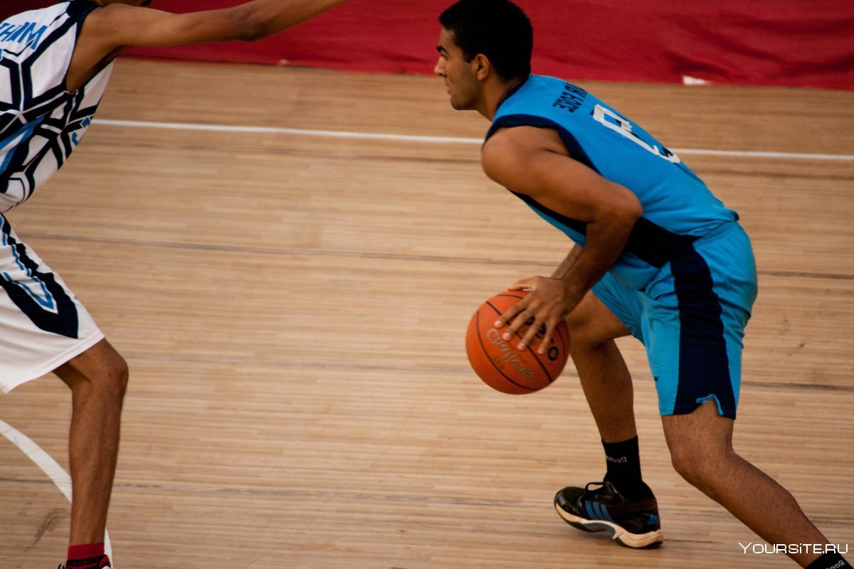 Баскетболист бежит с мячом