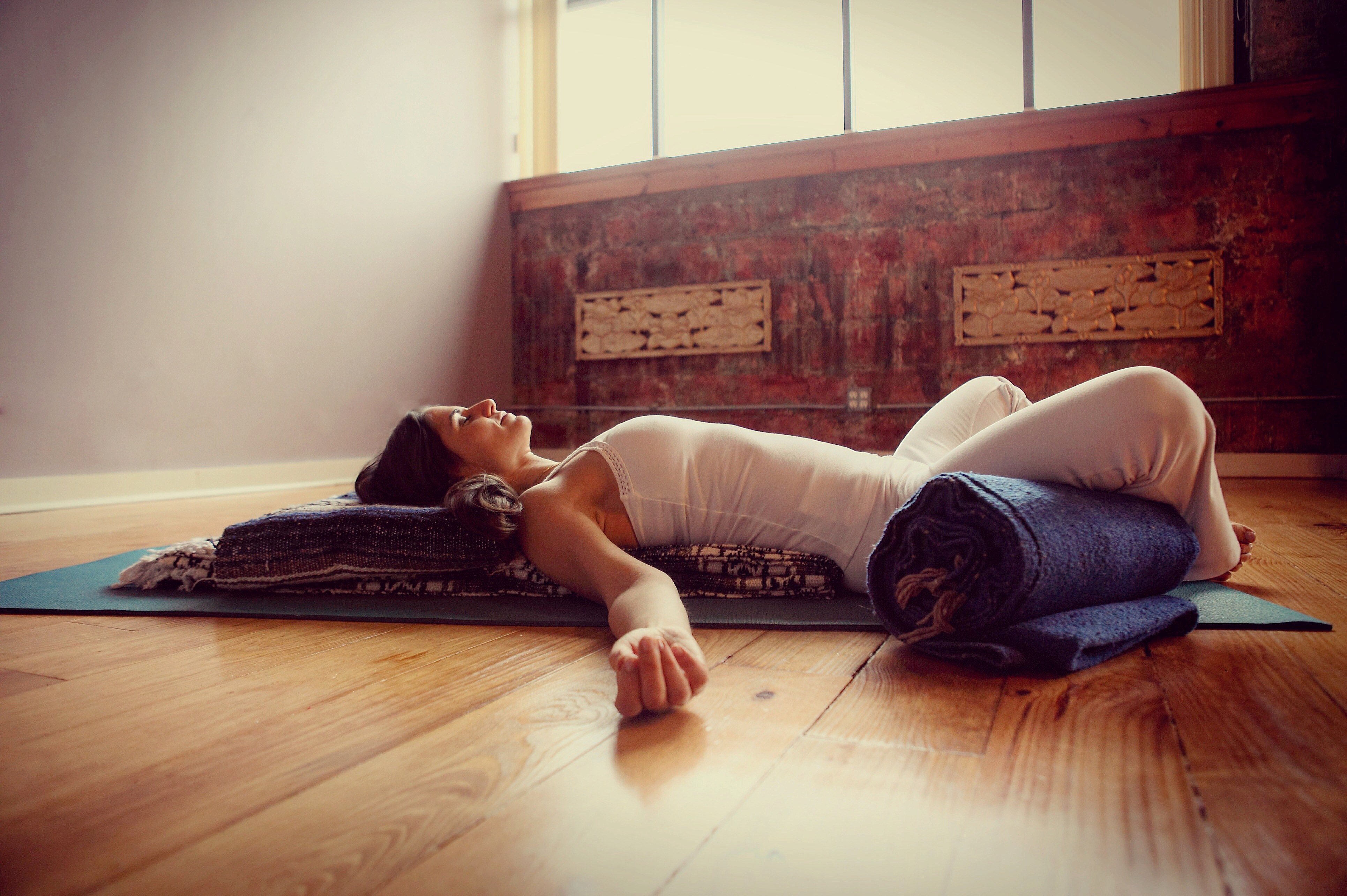 Релаксация перед сном для детей. Шавасана нидра. Медитация йога нидра. Йога нидра асана. Поза йоги Шавасана.