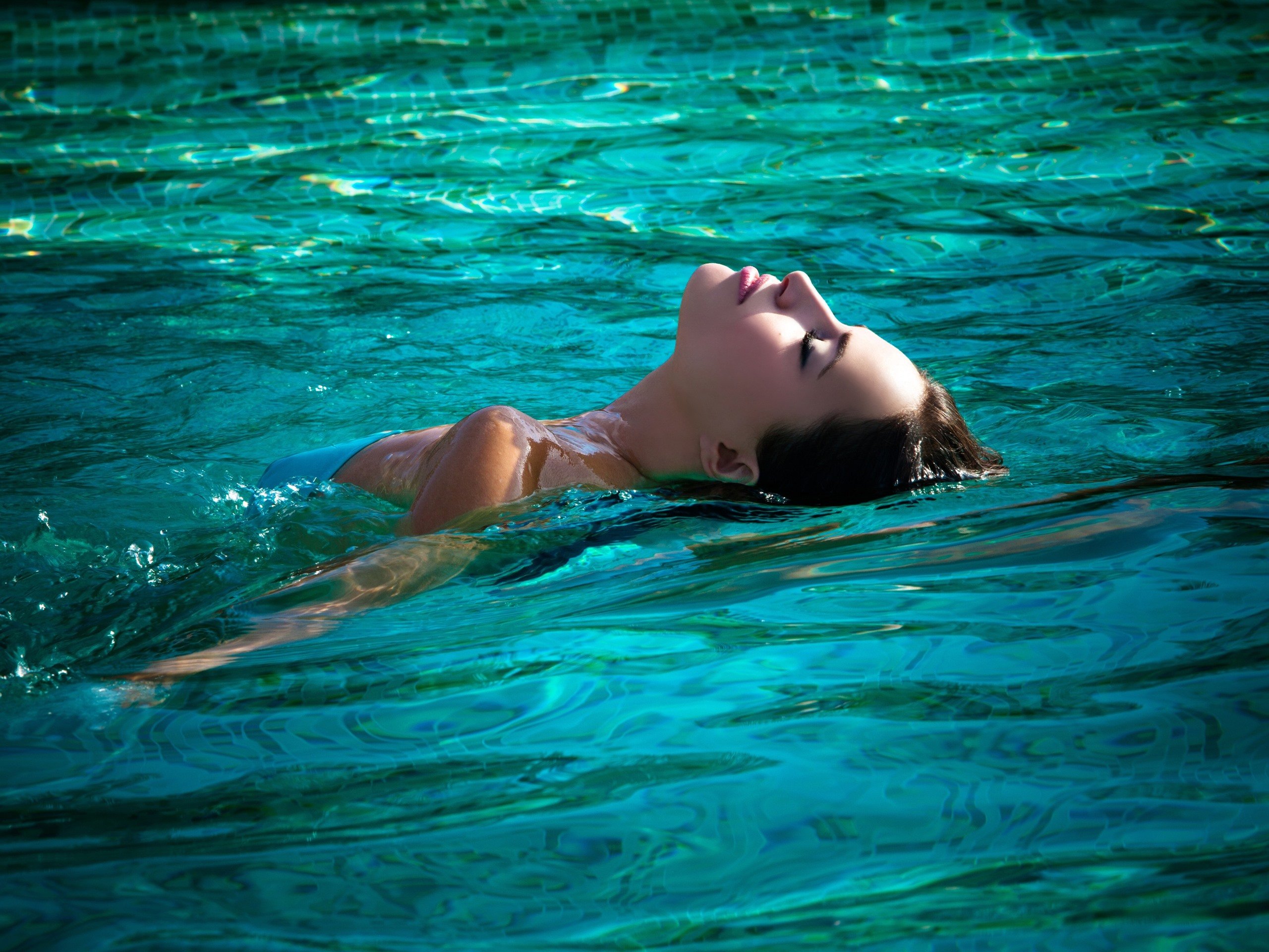 Лежит кайфует. Девушка в бассейне. Девушка лежит в воде. Девушка плавает в море. Девушка купается в море.