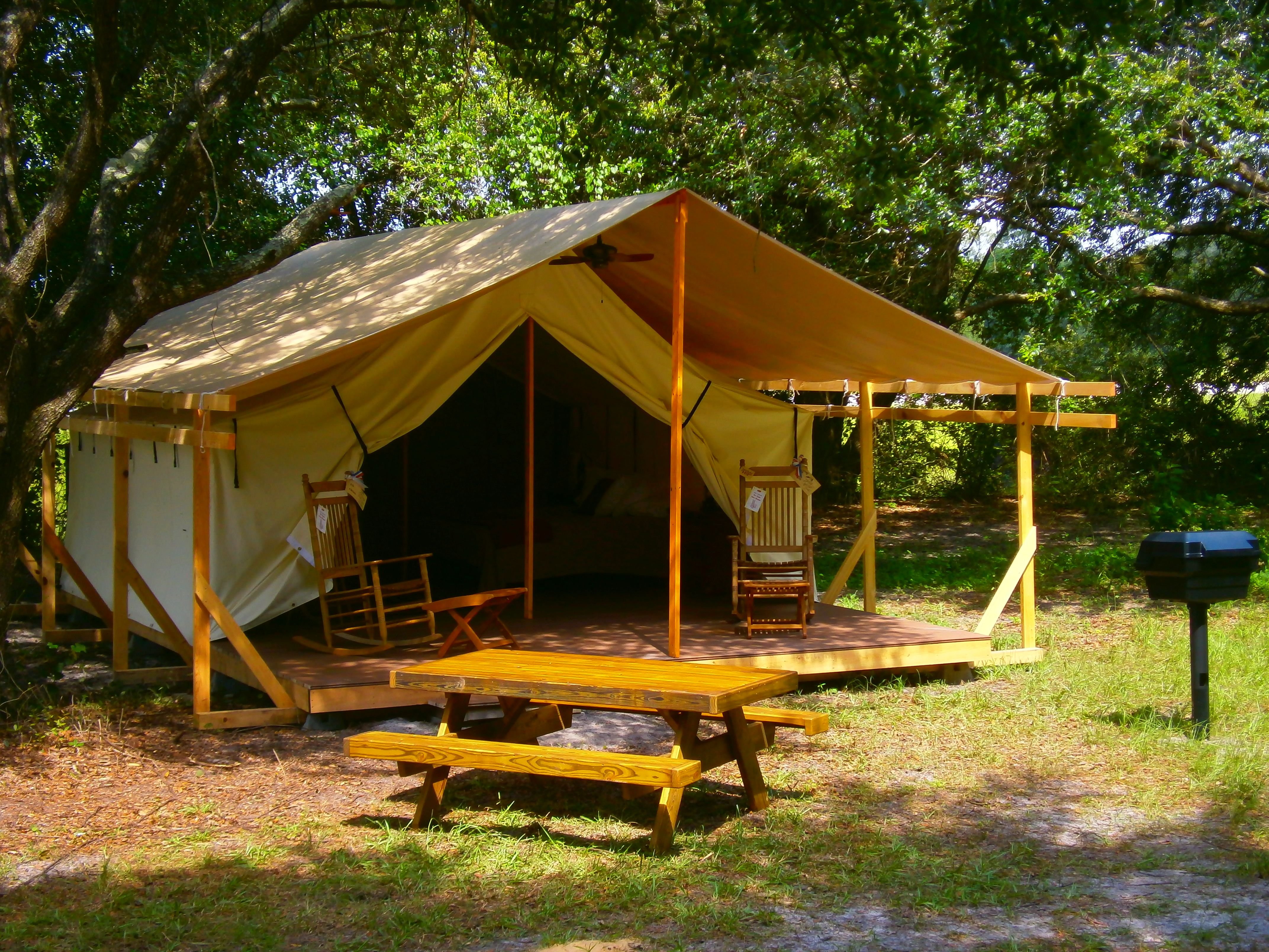 Camping platform. Сафари палатки глэмпинг. Глэмпинг сафари тент. Глэмпинг Увильды. Глэмпинг палатка.