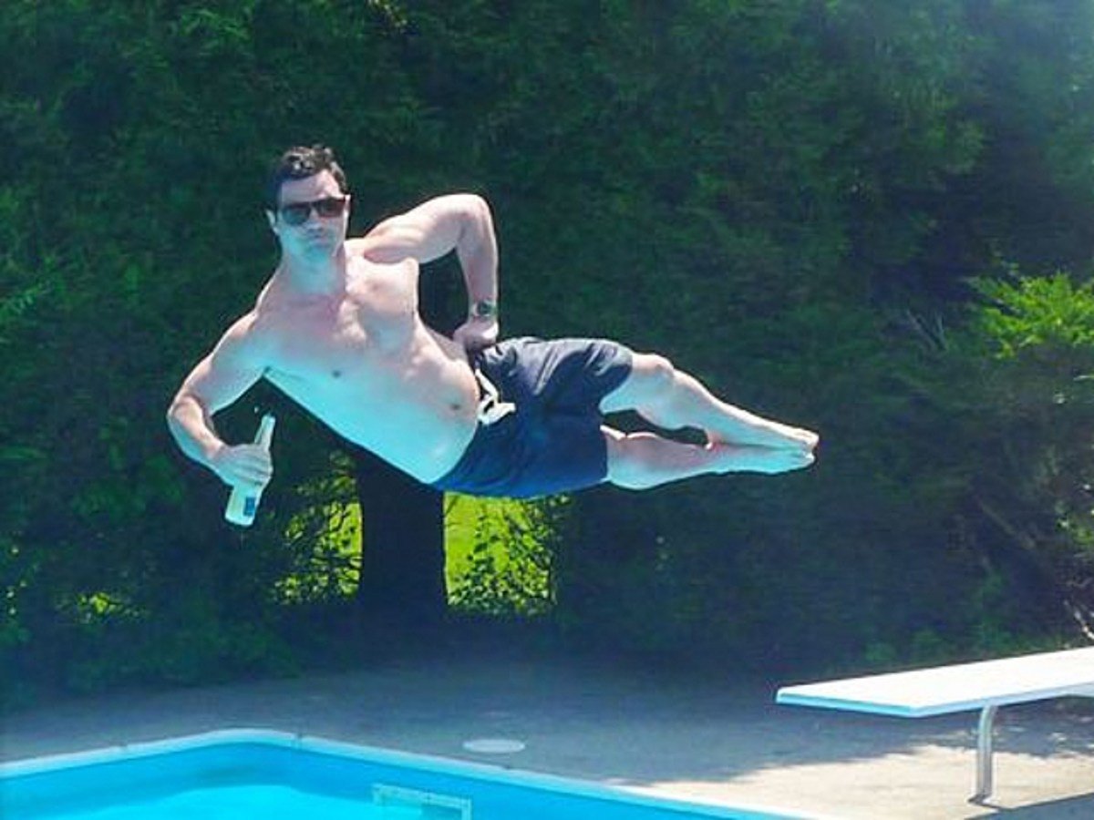 Мужчина прыгает в бассейн