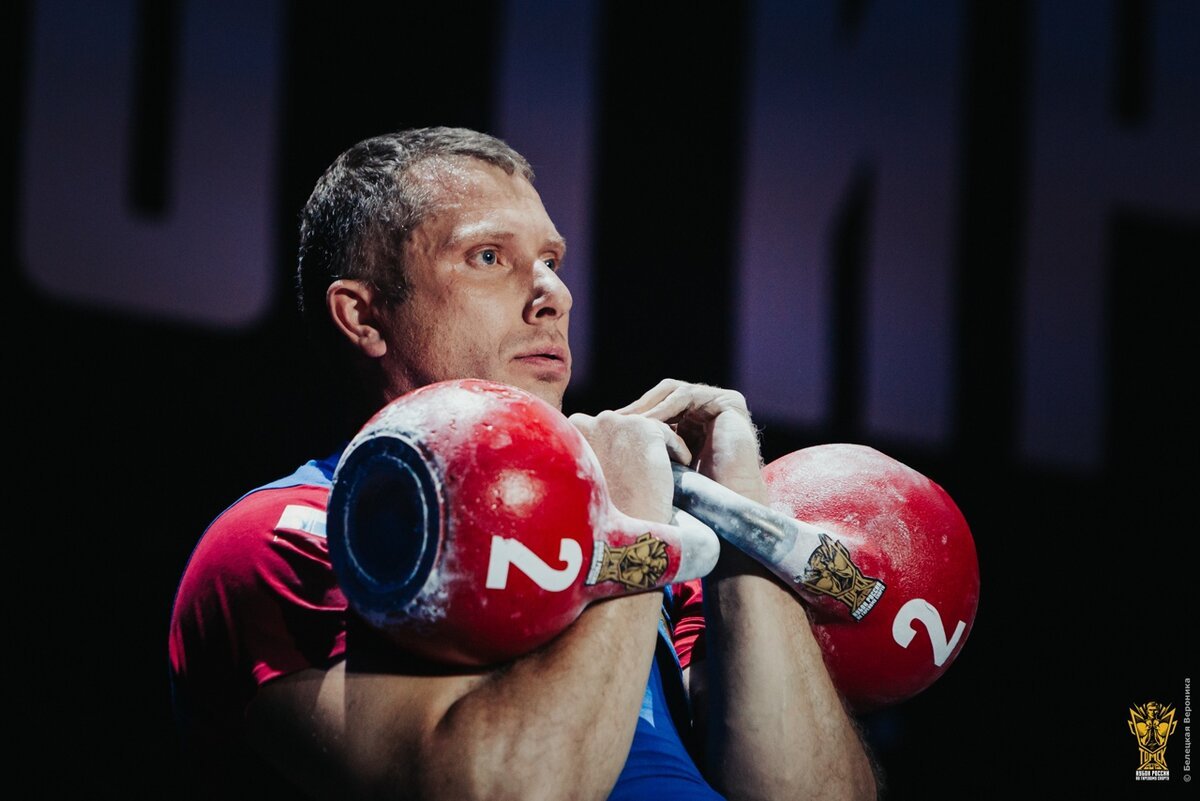 Спортсмен с гирей