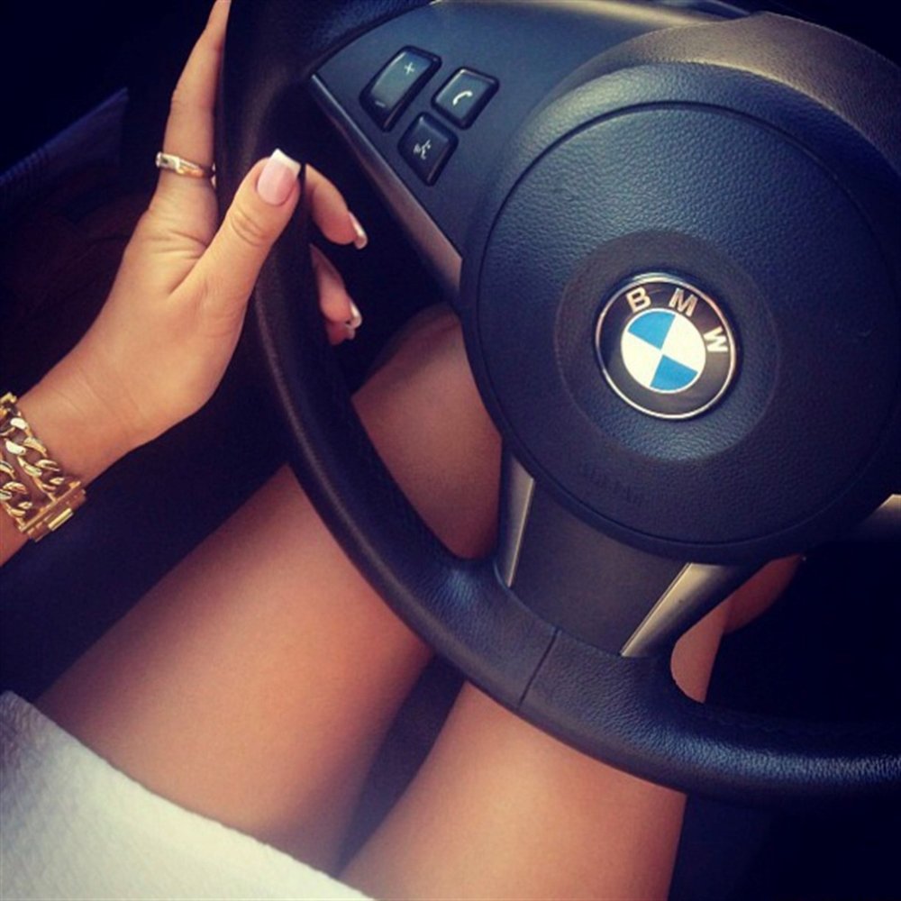 Девушка за рулем BMW x6