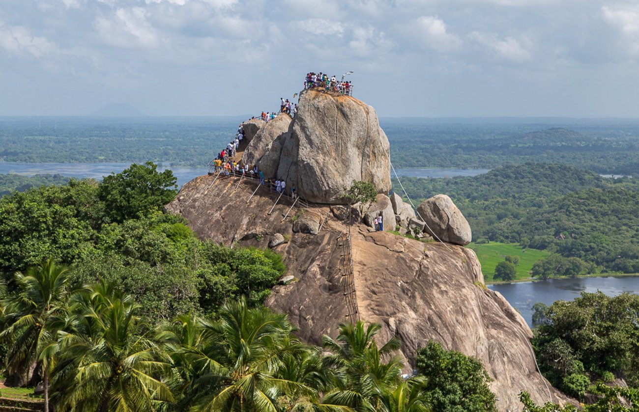 Граница шри ланки. Пик горы Сигирия Шри Ланка. На Шри-Ланке гора Пидуруталагала. Гора Данигала Шри Ланка. Пик Адама Шри-Ланка.