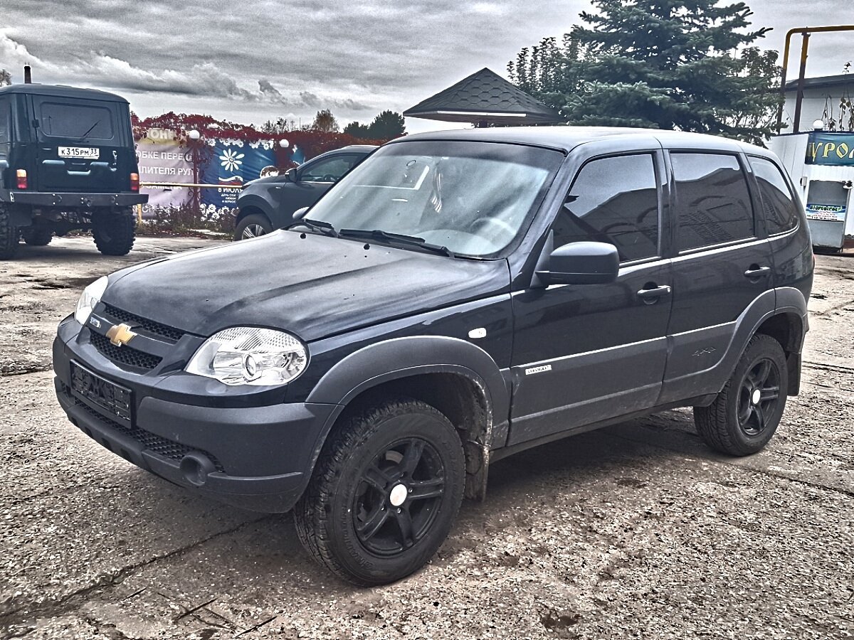 Chevrolet Niva черная