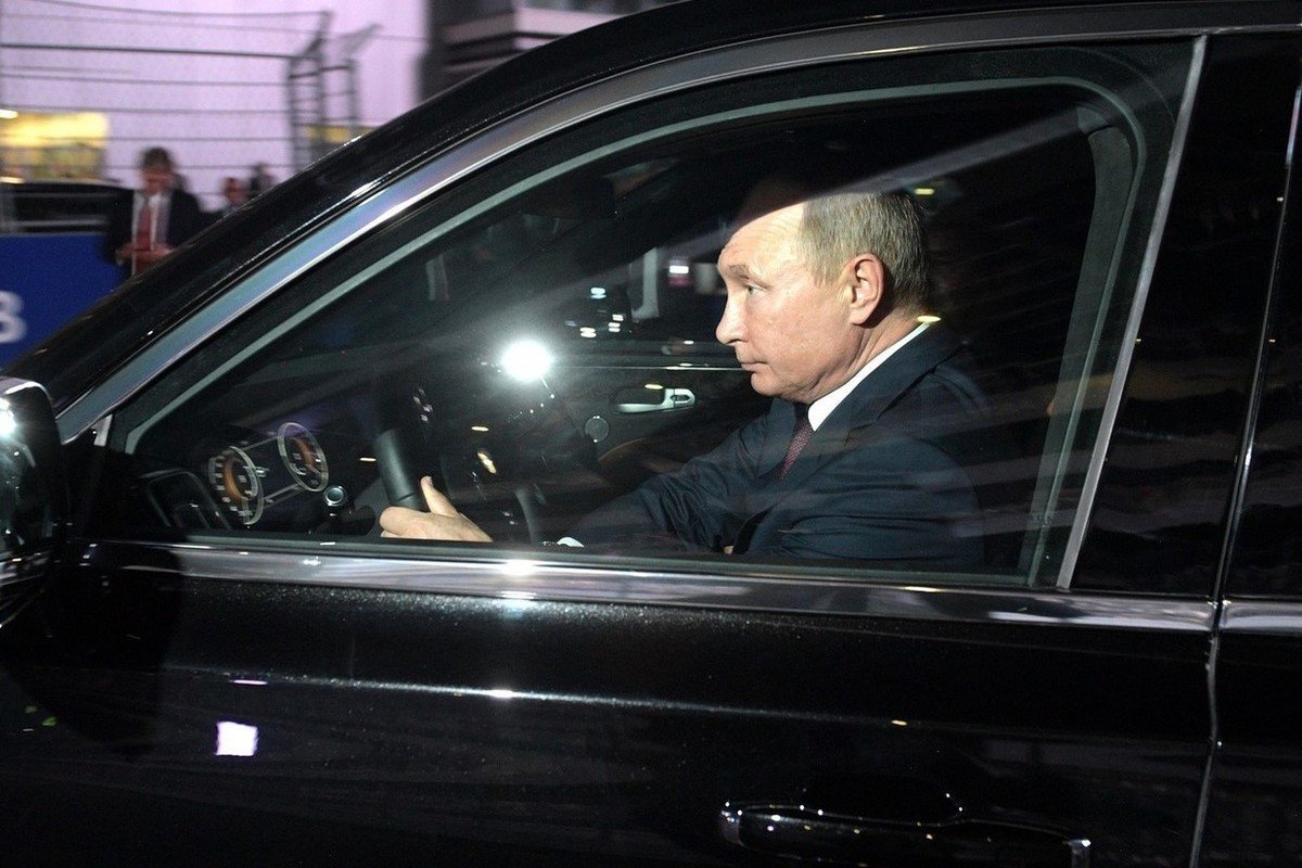 Машина президента Путина Аурус