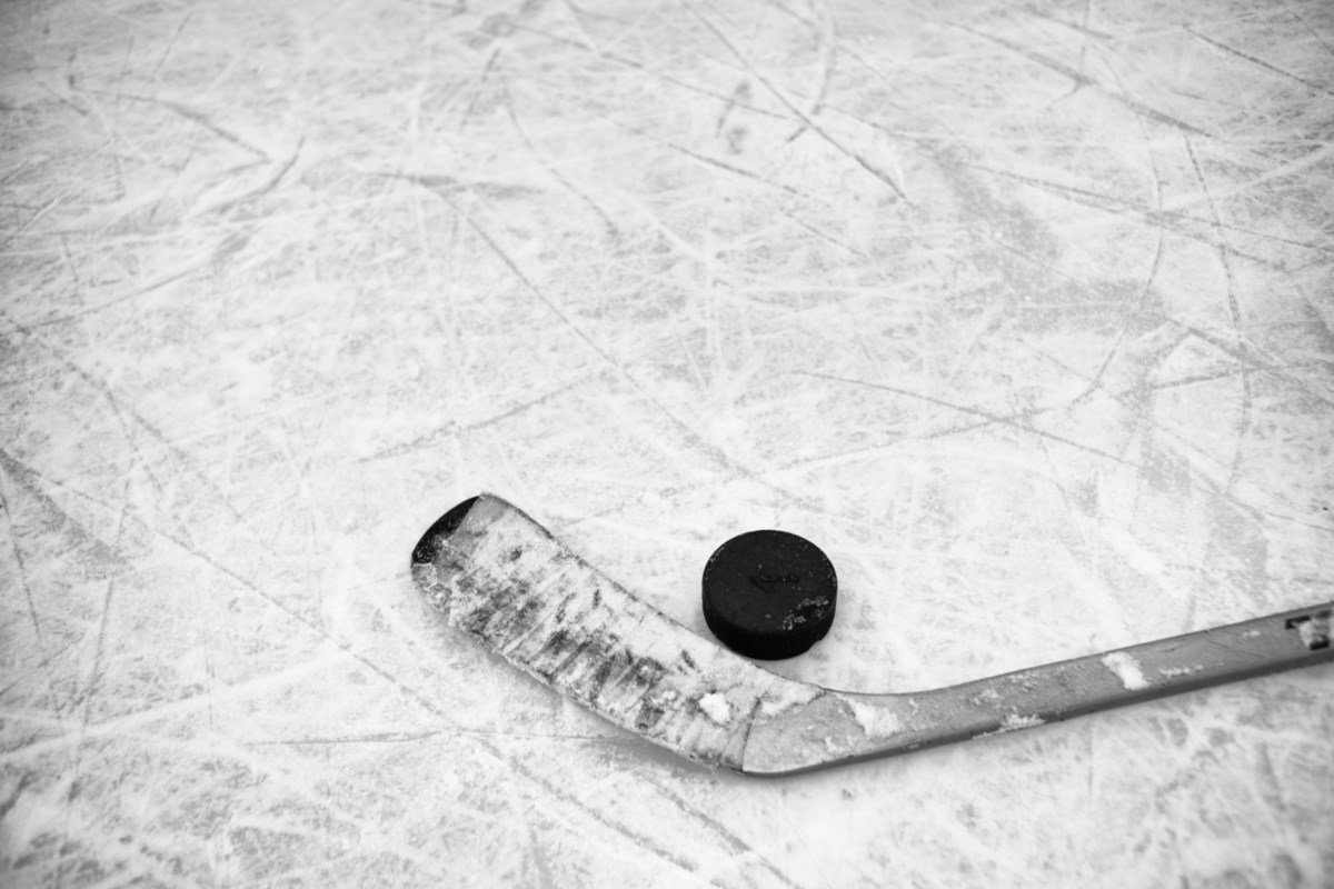 Хоккей клюшка, шайба лед