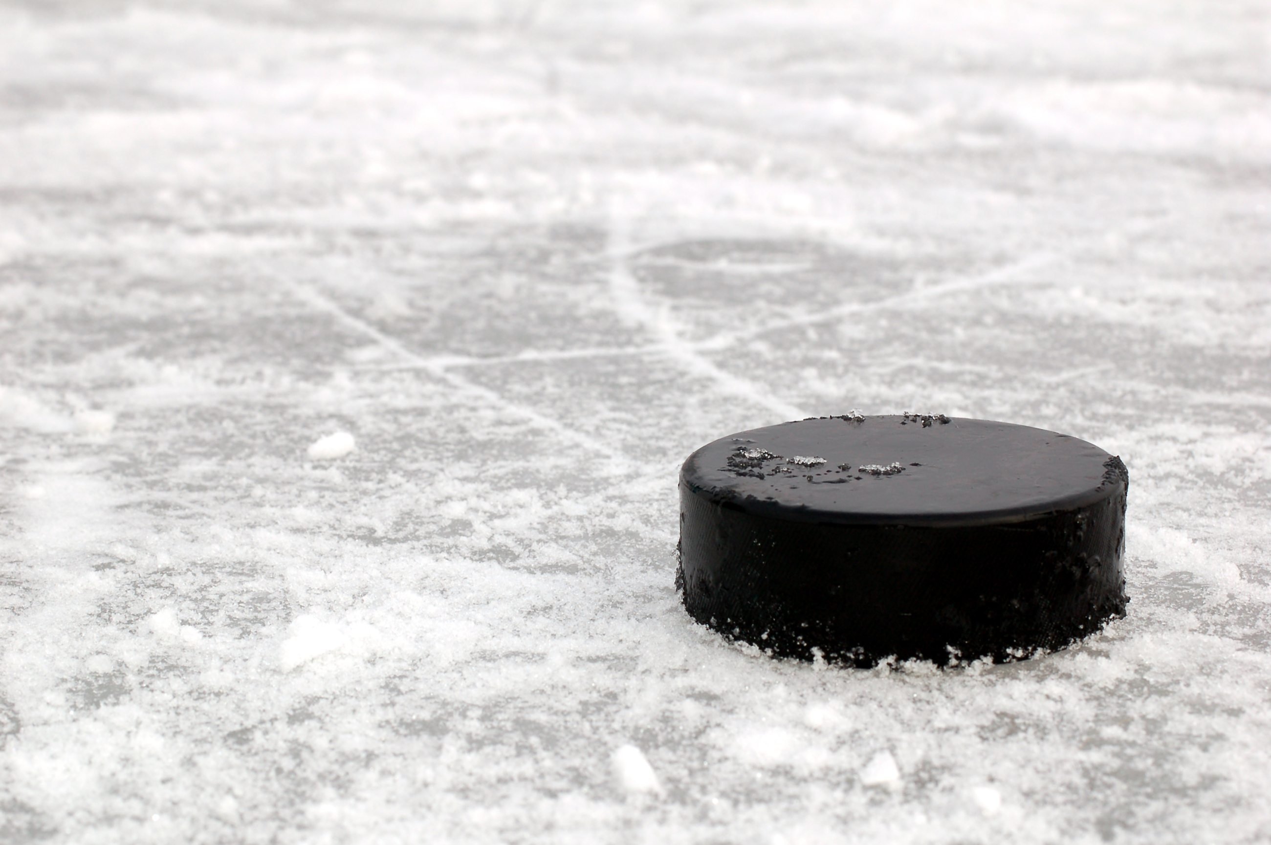 1 шайба в хоккее. Шайба для хоккея. Лед хоккей. Хоккейная клюшка и шайба. Хоккейная шайба на льду.