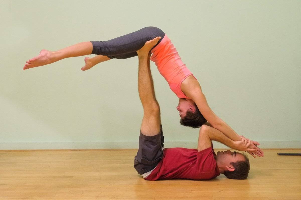 Позы йоги для двоих детей