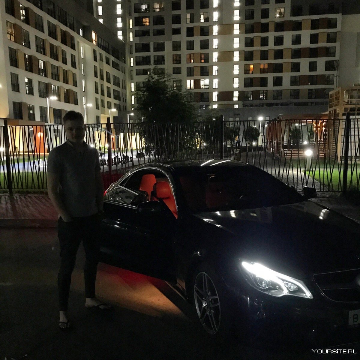 Пацан возле машины