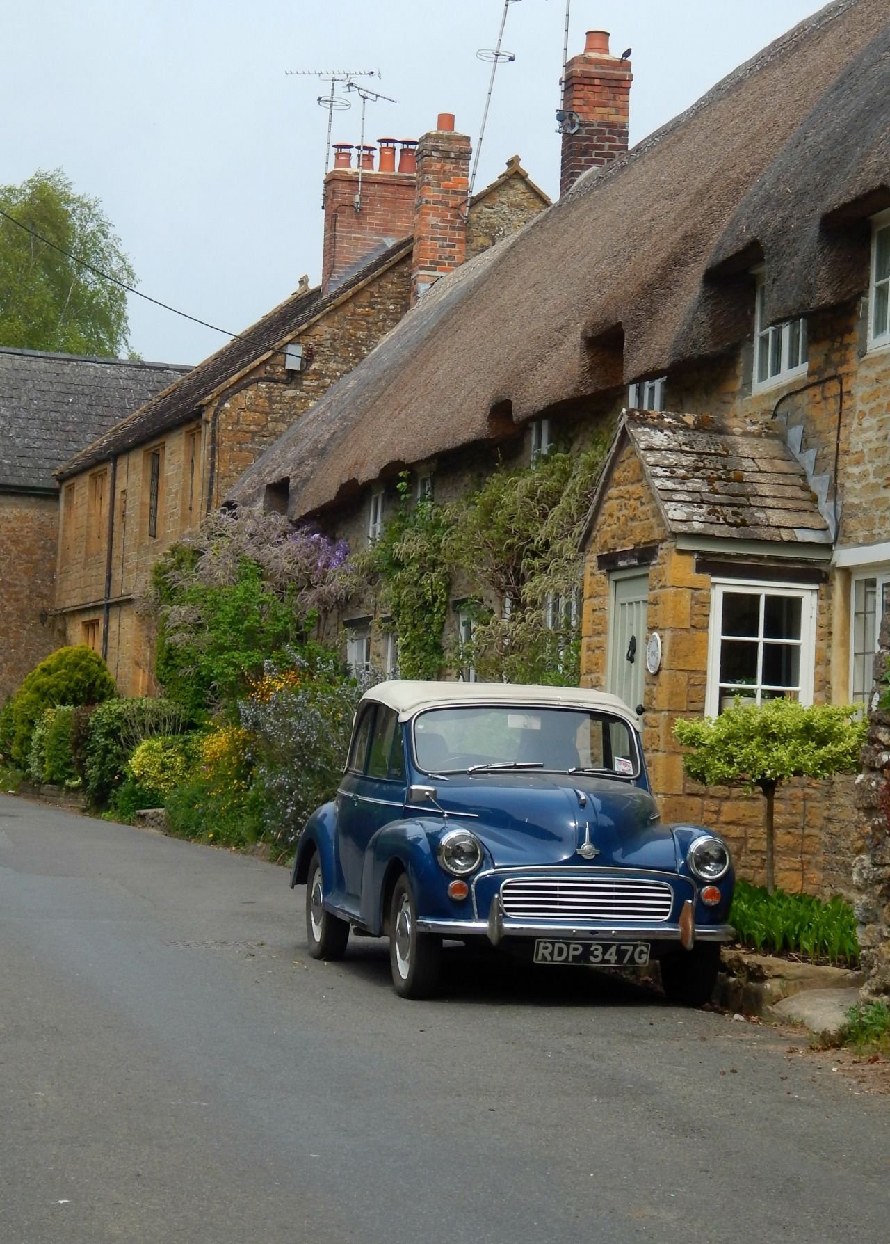 Англия какие машины. Сомерсет Англия. Английская деревня Мисс Марпл. Плимут (Англия). Старые английские машины.