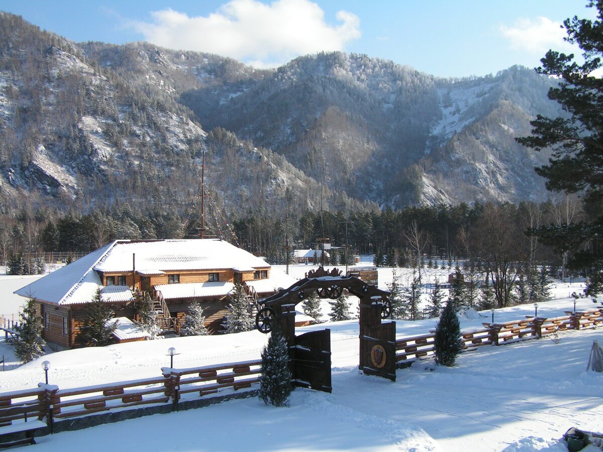 Усадьба Саржевских горный Алтай зимой