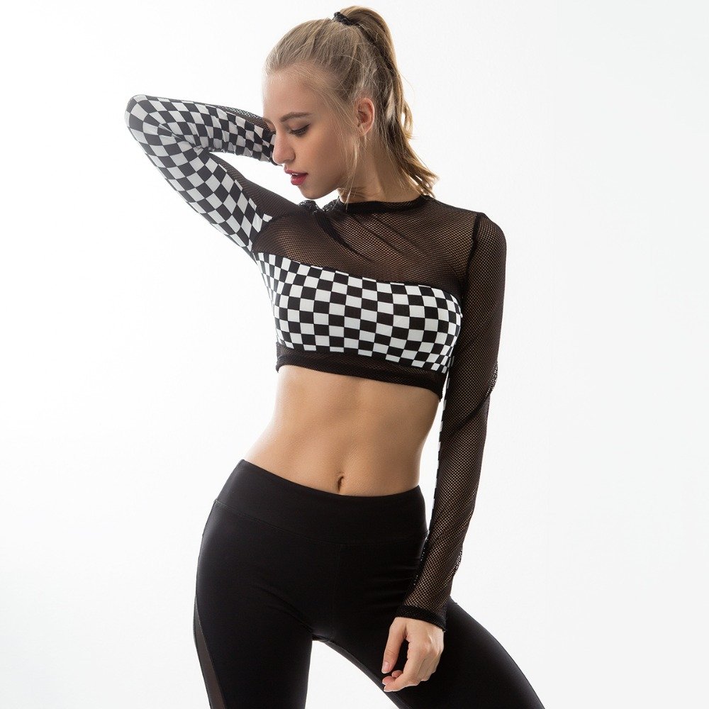 Фото фитнес девушки в белой юбке и топ бра