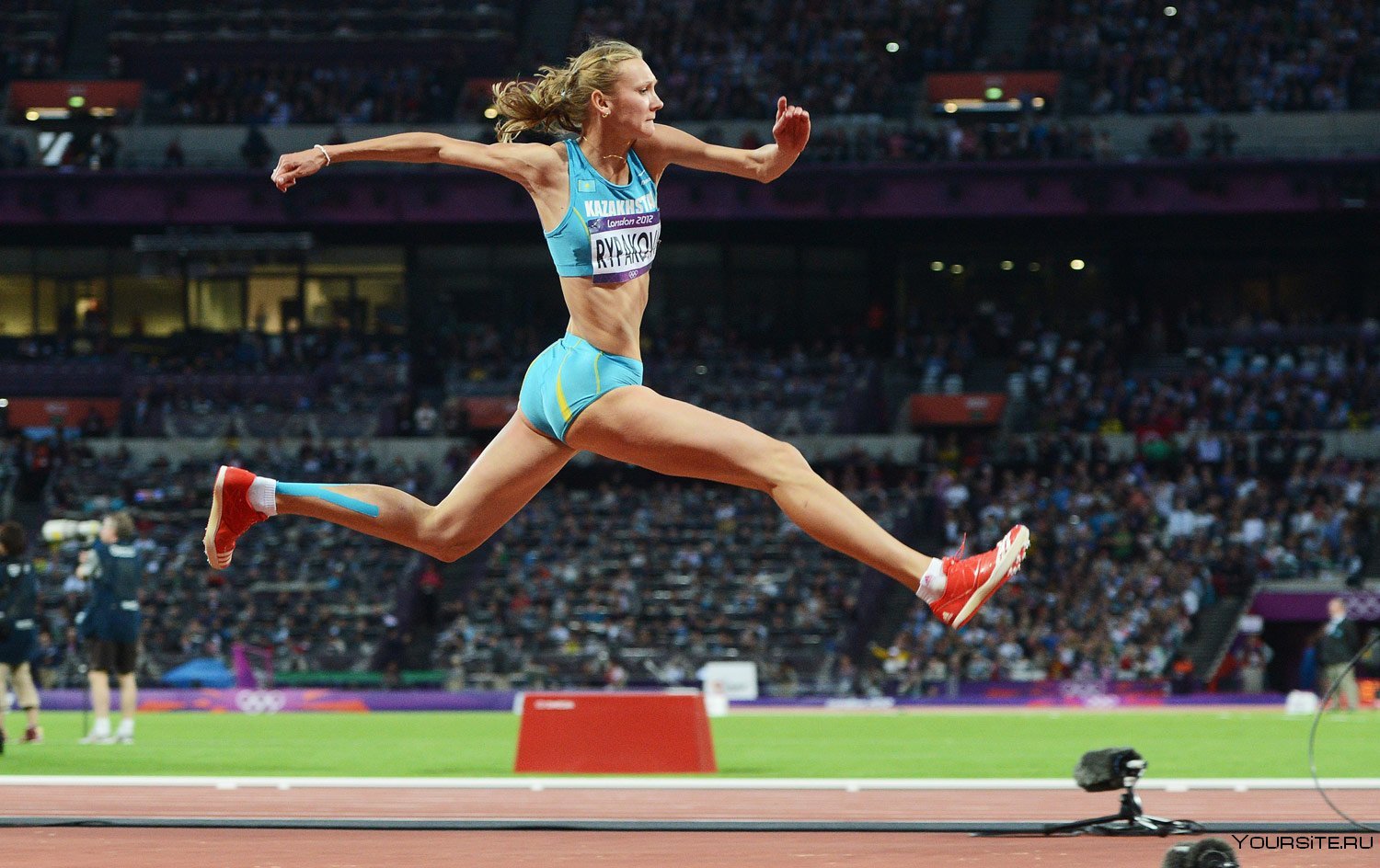 Тройной прыжок женщины. Тройной прыжок в легкой атлетике. Лёгкая атлетика прыжки в высоту с разбега. Легкая атлетика прыжки тройной прыжок.