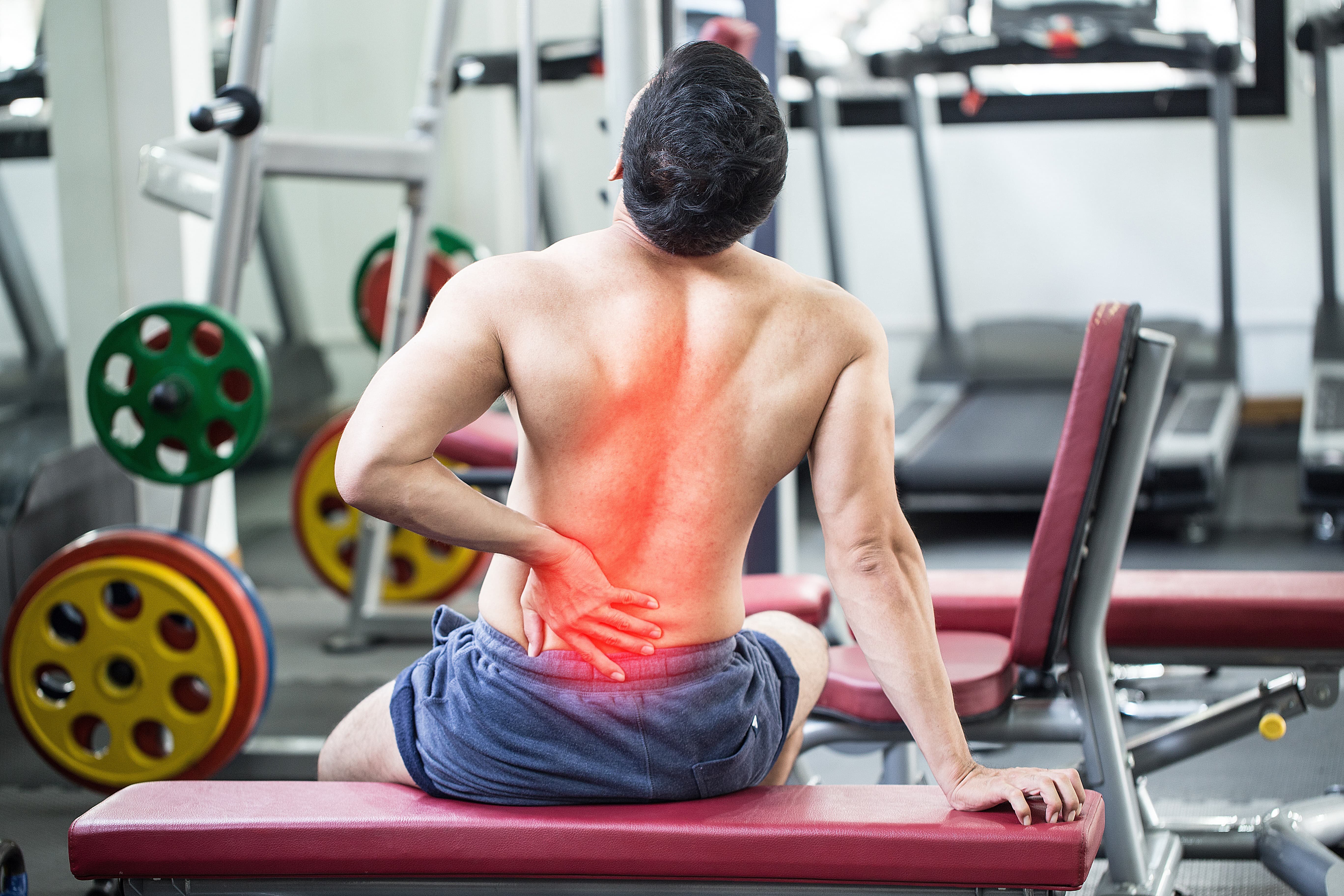 Болят мышцы спины причины. Травмы в спортзале. Спина спортсмена. Спортивные травмы спины. Спортивные упражнения для спины.