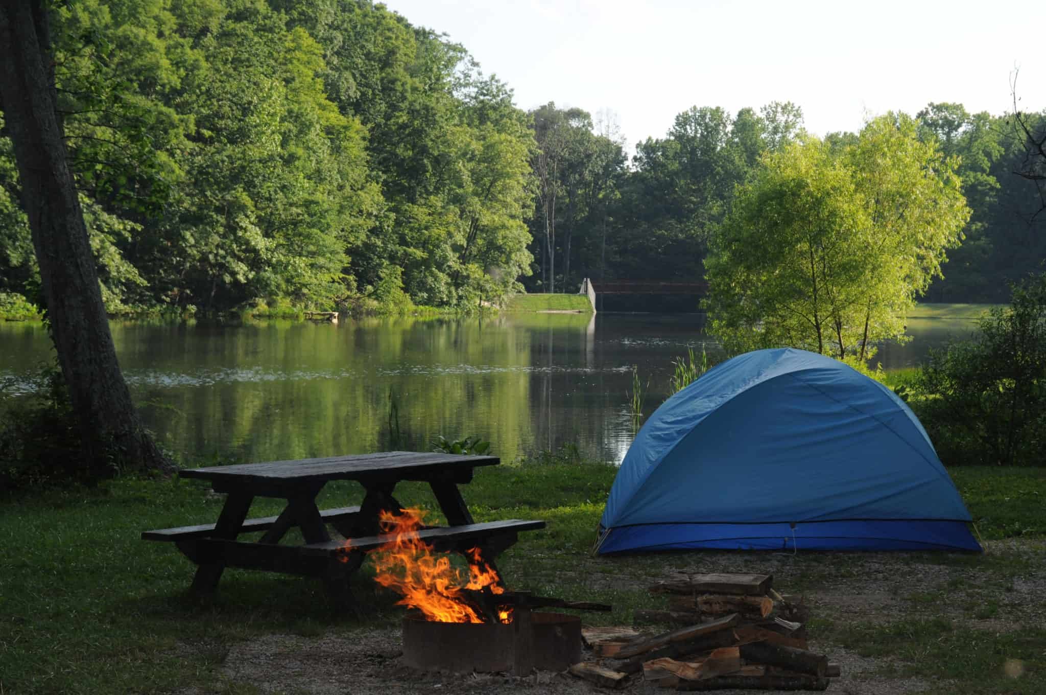 Camping river. Кемпинг у реки. Палаточный городок у реки. Палаточный лагерь у реки. Кемпинг у речки.