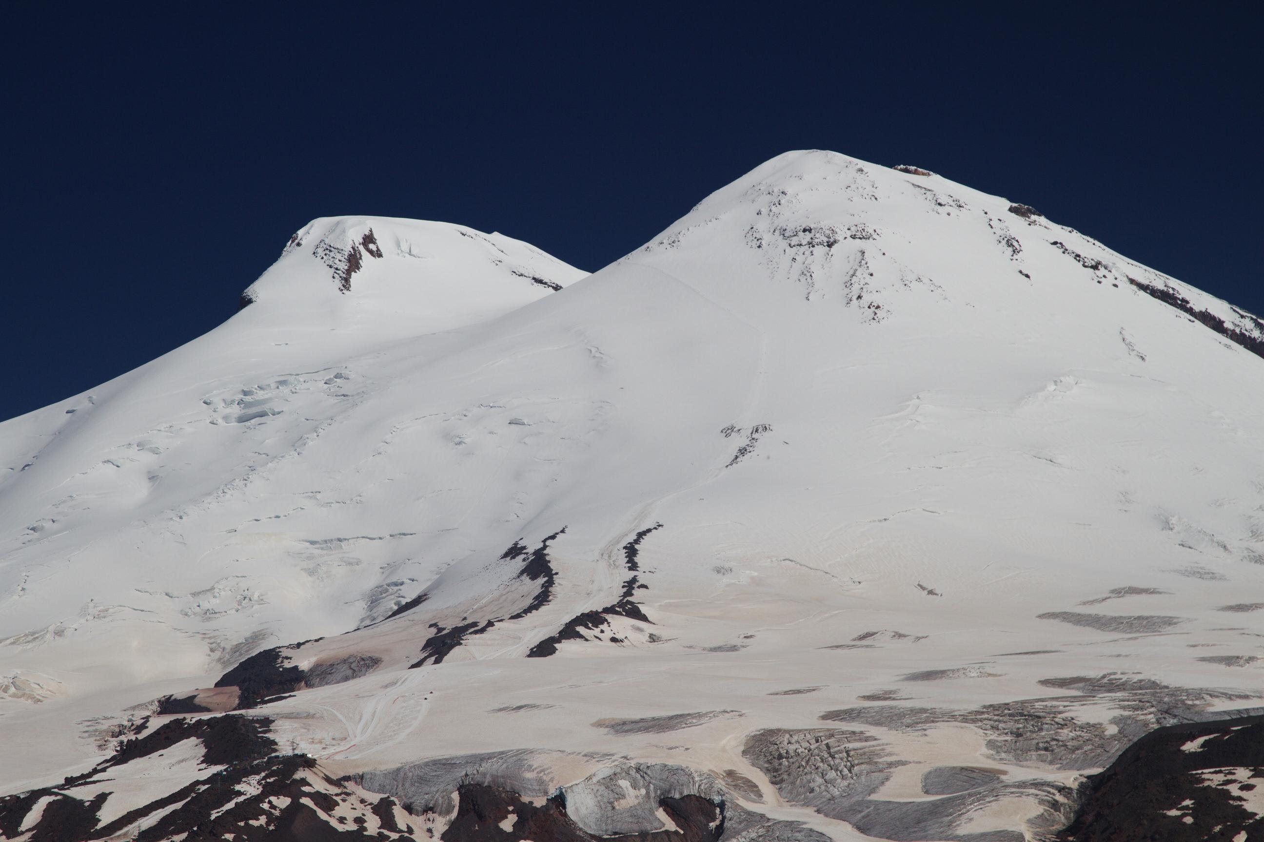 Эльбрус действует или нет. Стратовулкан Эльбрус. Эльбрус потухший вулкан. Двуглавая гора Эльбрус. Гора Эльбрус извержение.