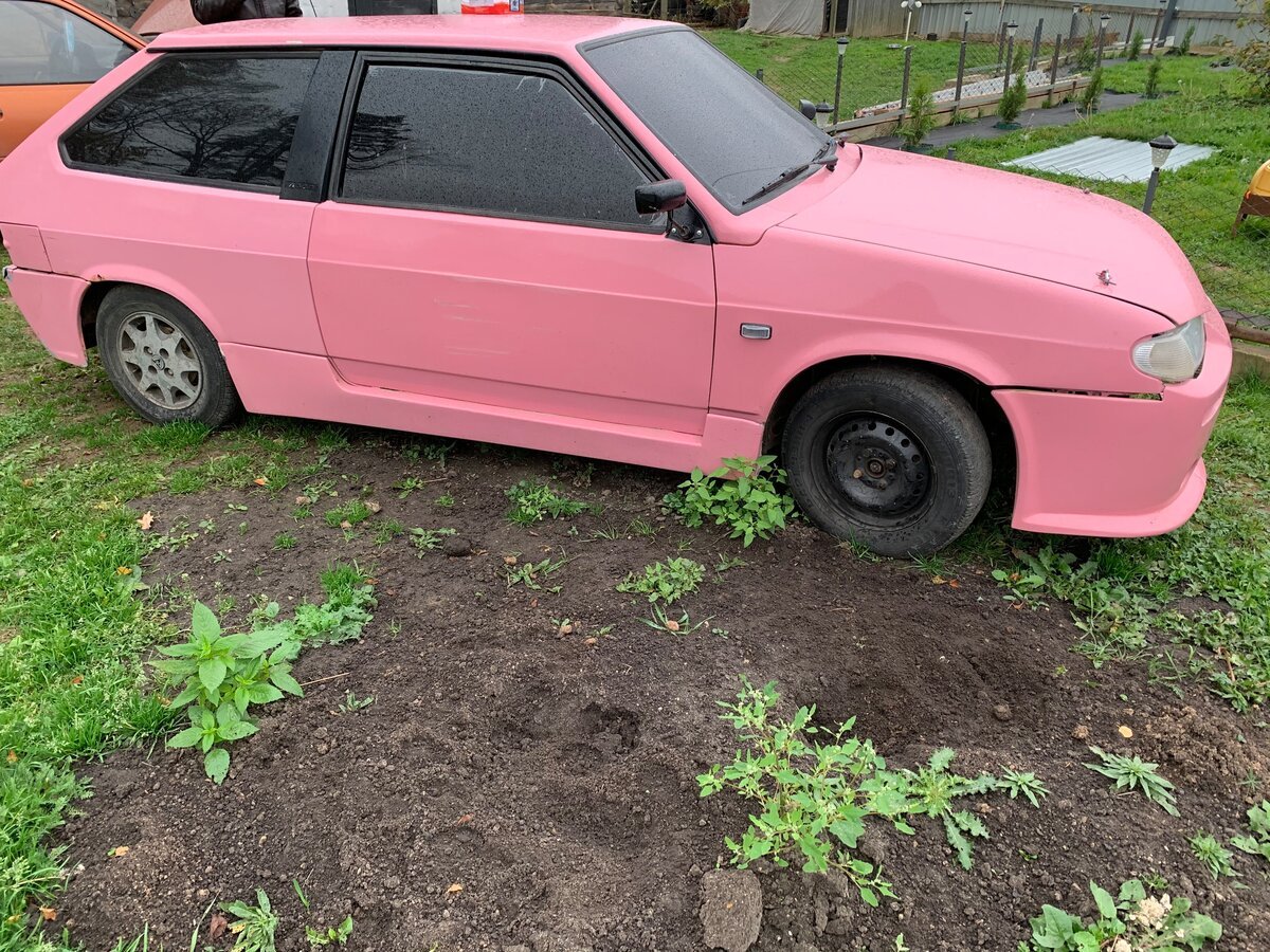Розовая машина Лада