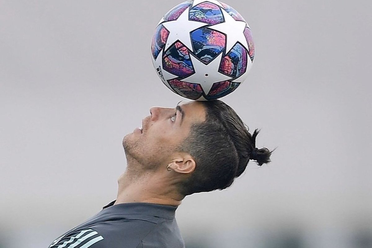 Принимать мяч можно. Криштиану Роналду с мячом на голове. Криштиану Роналду с мячом 2020. Кристиано Роналдо с мячиком. Футбольный мяч Криштиану Роналду.