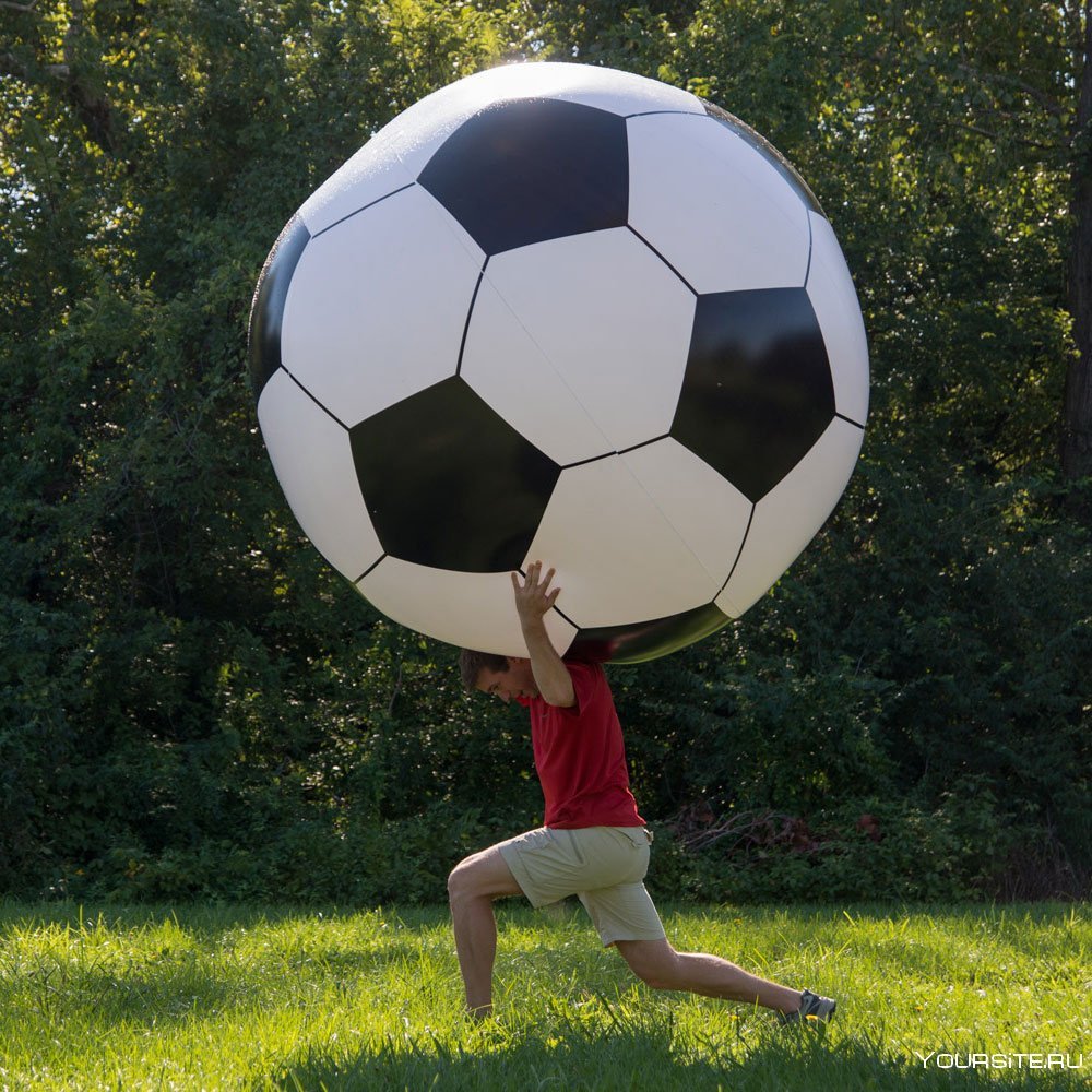 Огромный футбольный мяч