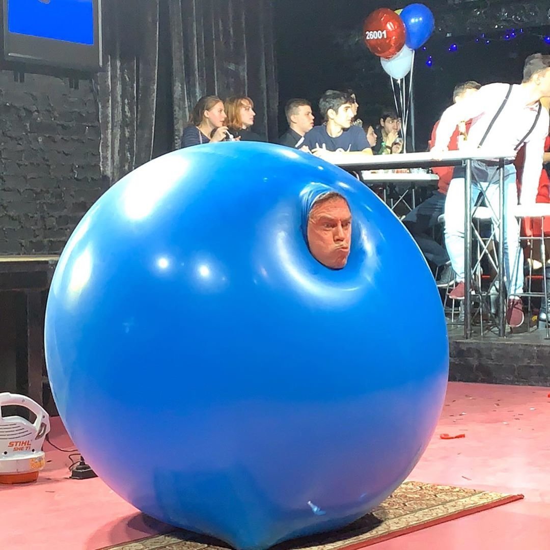 Надувать шары купить. Огромный шар. Большой надувной шар для человека. Самый большой шарик. Человек шар.