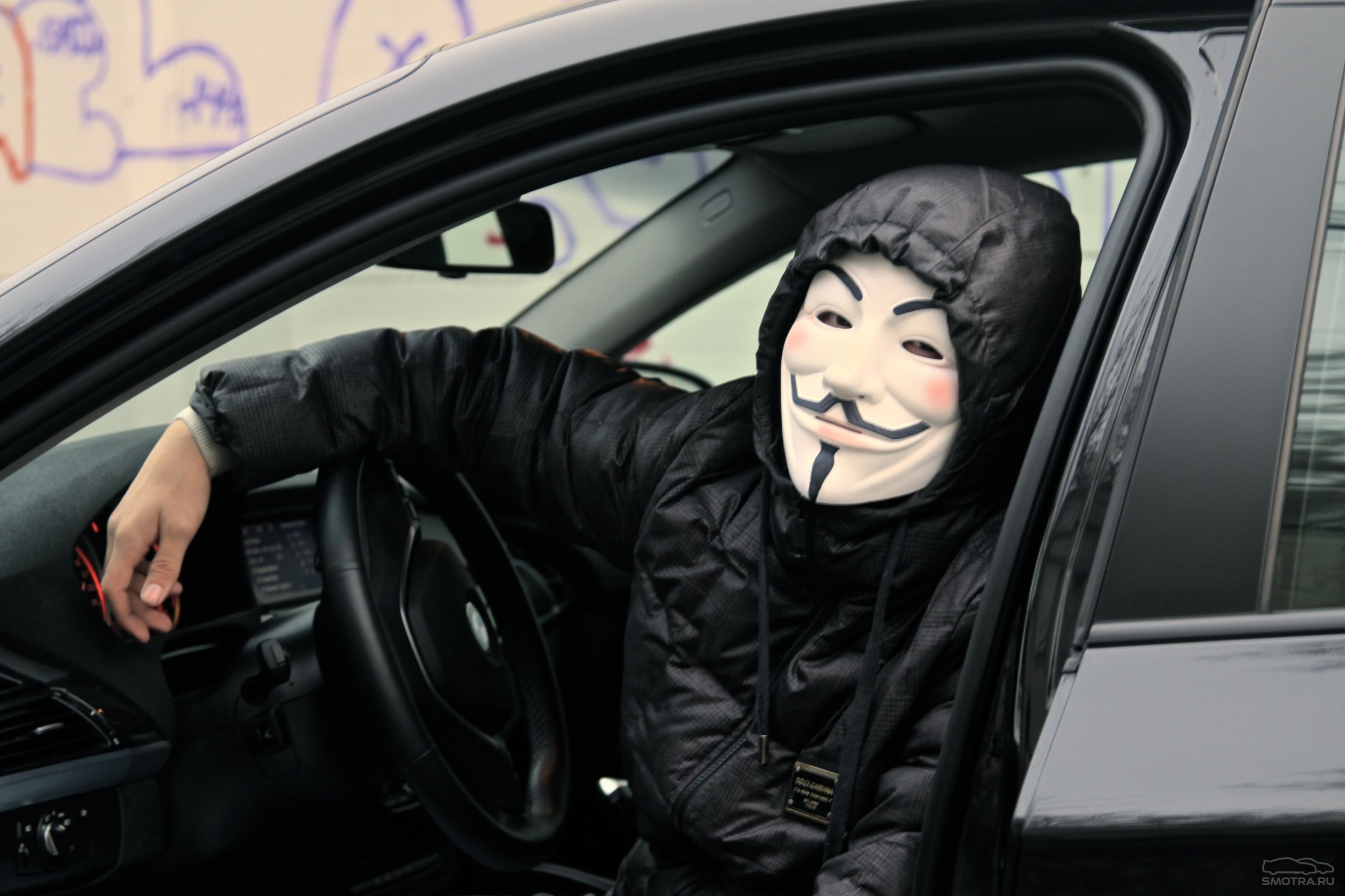 Где машина маска. Маска Гая Ричи. Анонимус маска в машину. Парень в маске возле машины.