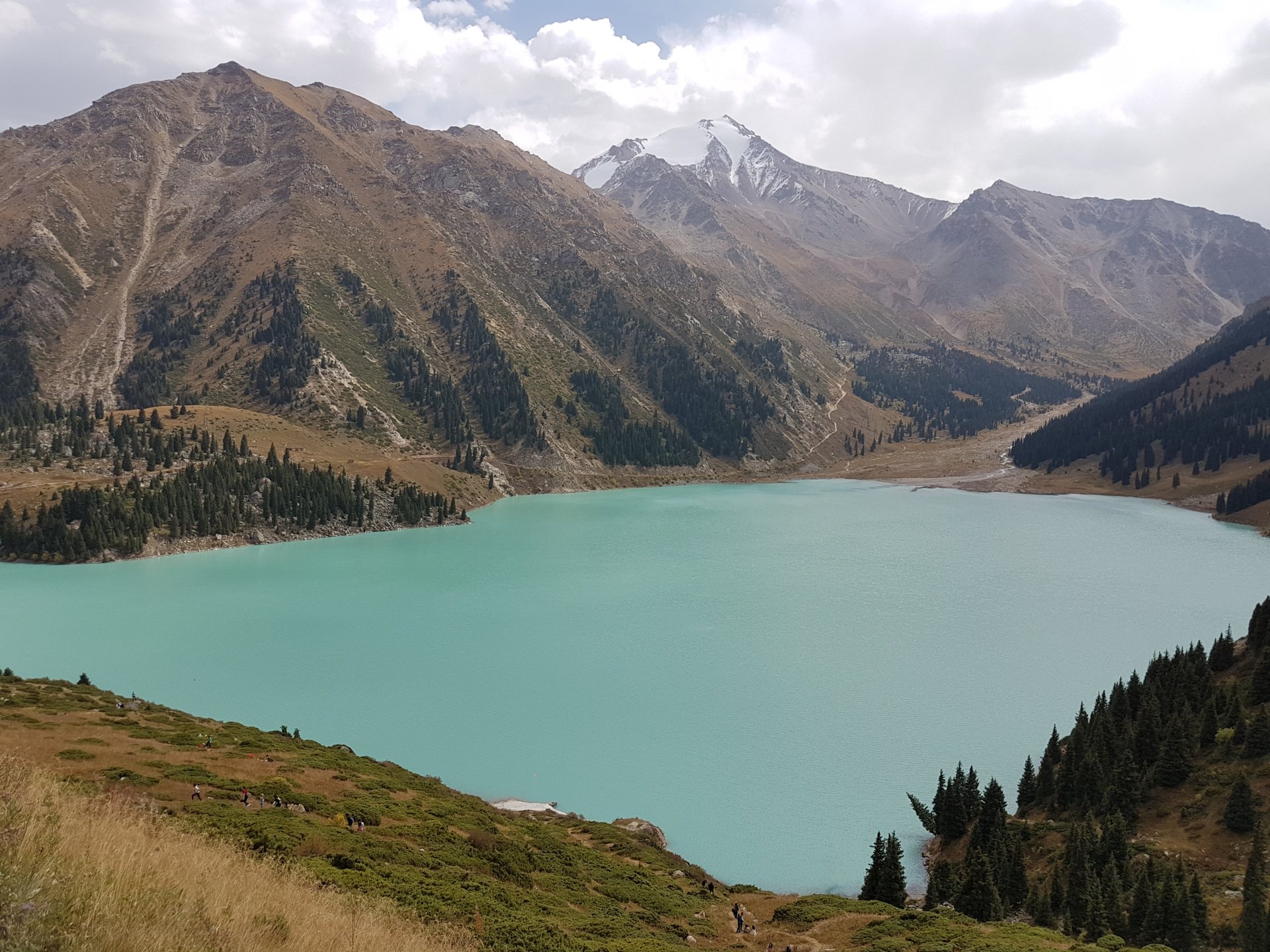 Озера алматинской области. Озеро около Алма-Аты. Озеро Бао Казахстан. Бао озеро Алматы. Озеро близ Алматы.