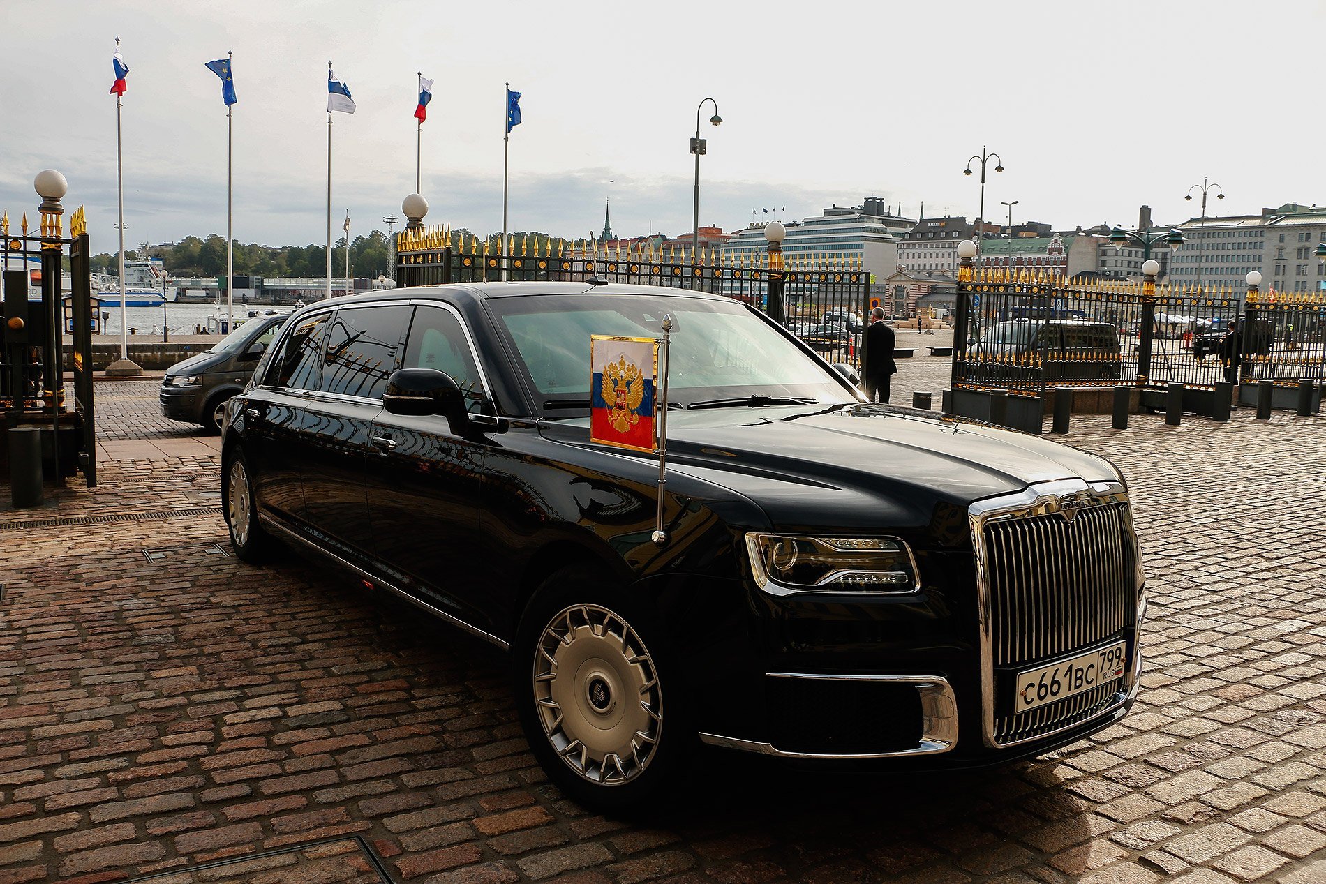Президентский автомобиль. Аурус кортеж ФСО. Аурус Сенат ФСО. Машина Путина Аурус.