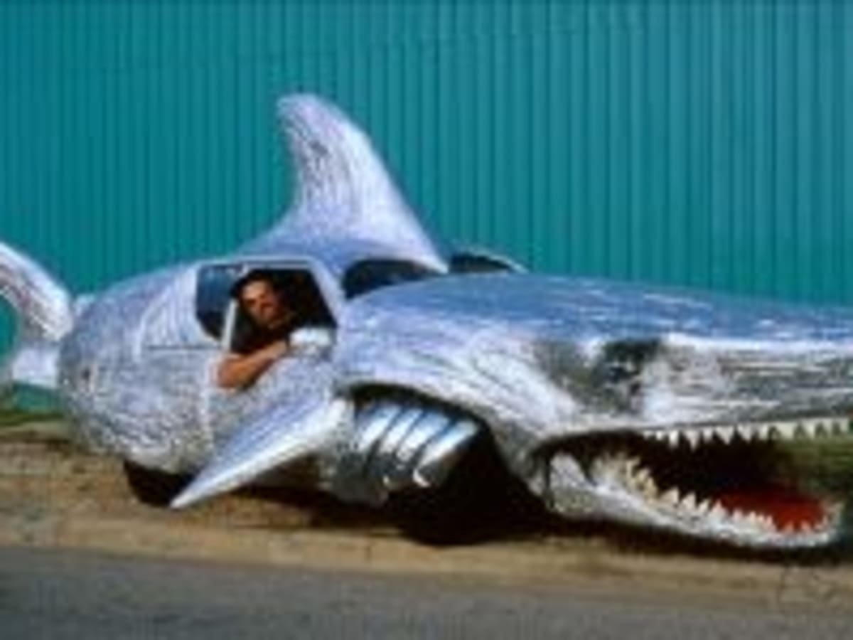 Машина у которой капут похож на акулу