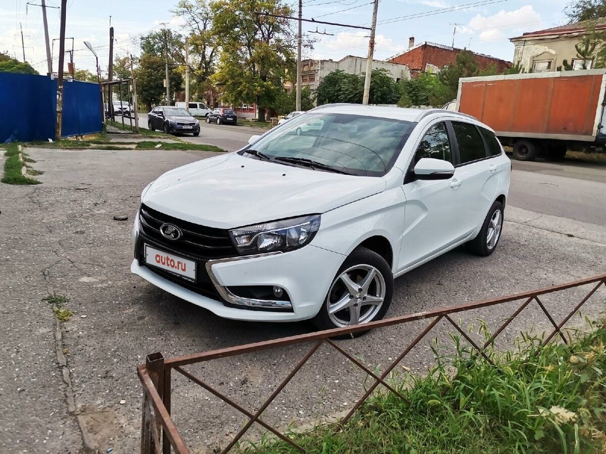 Lada SW Cross белая