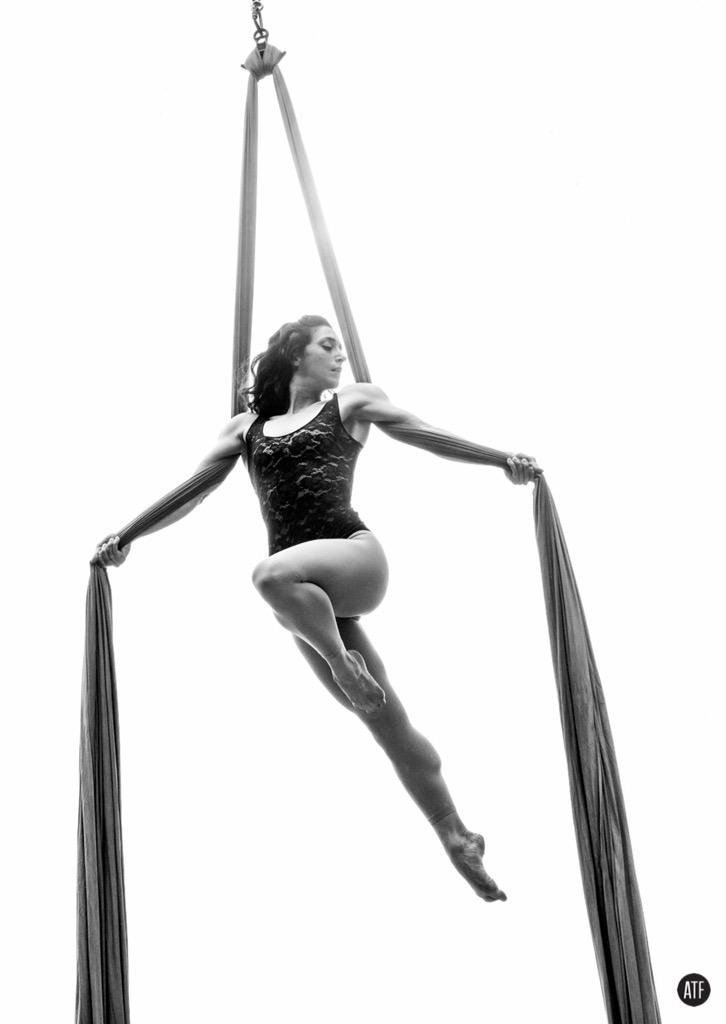 Позы для фотосессии на воздушных полотнах