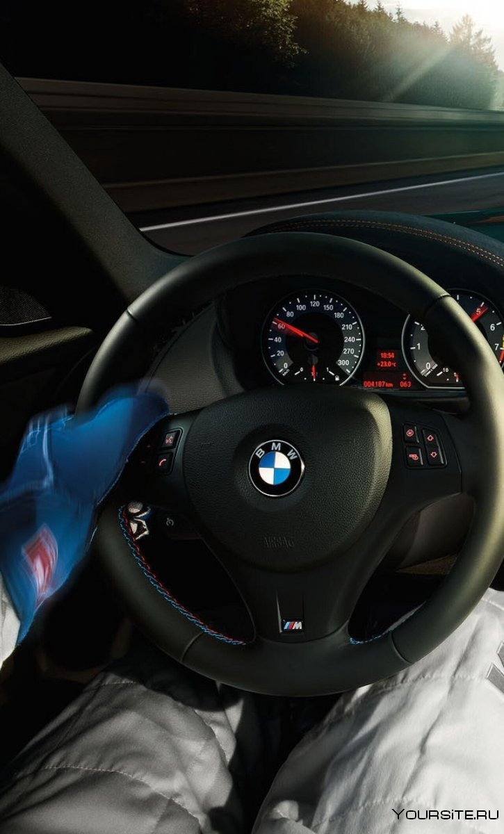 Девушка за рулем BMW x6