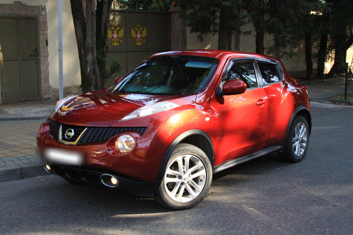 Nissan Juke 2011 красный