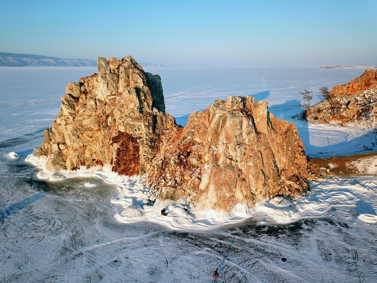 Байкал Ольхон скала Шаманка зимой