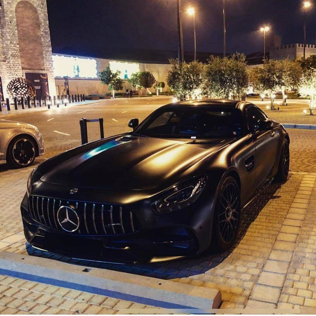 Чёрная дорогая машина