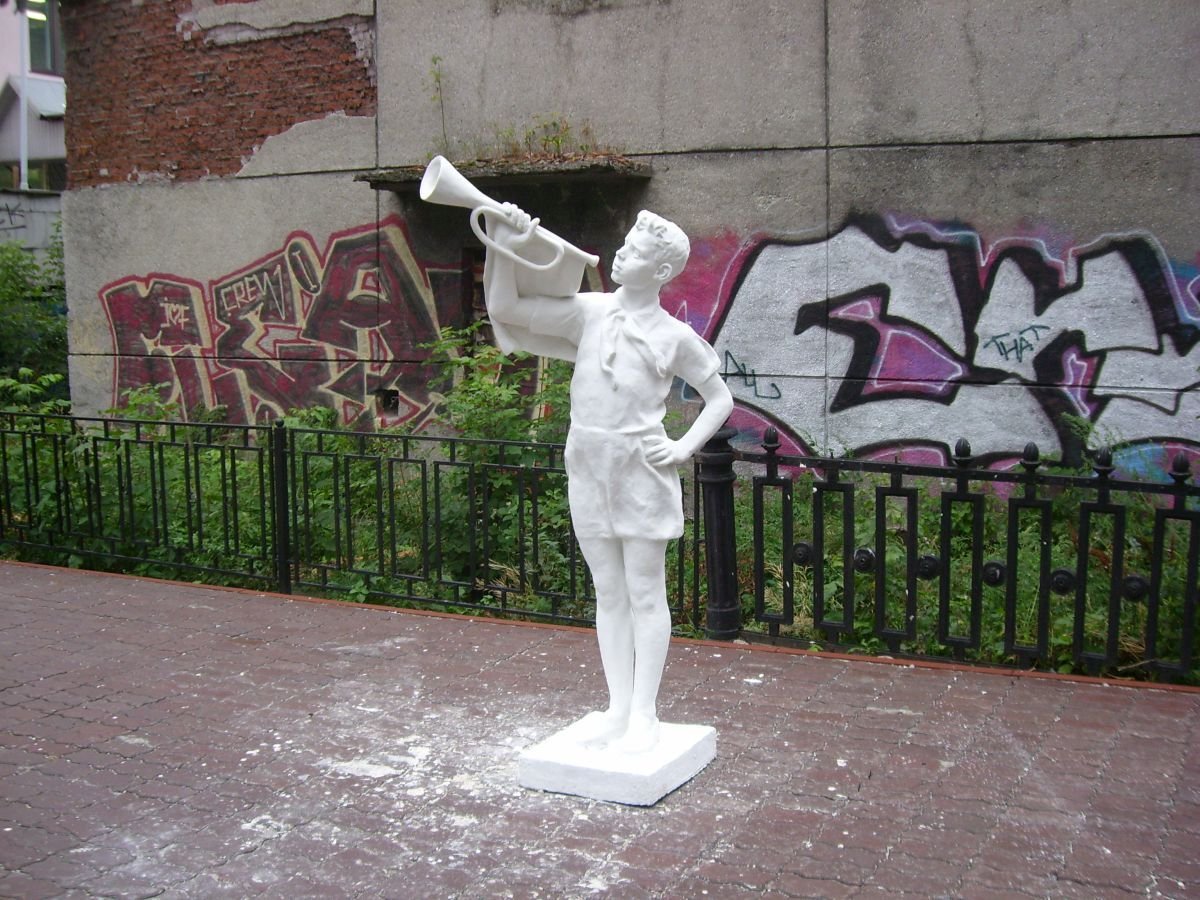 Советская Парковая скульптура Пионер