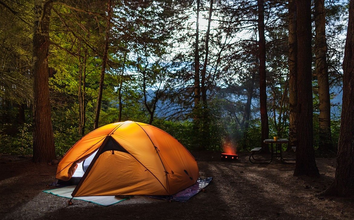 стол на природе с палатками