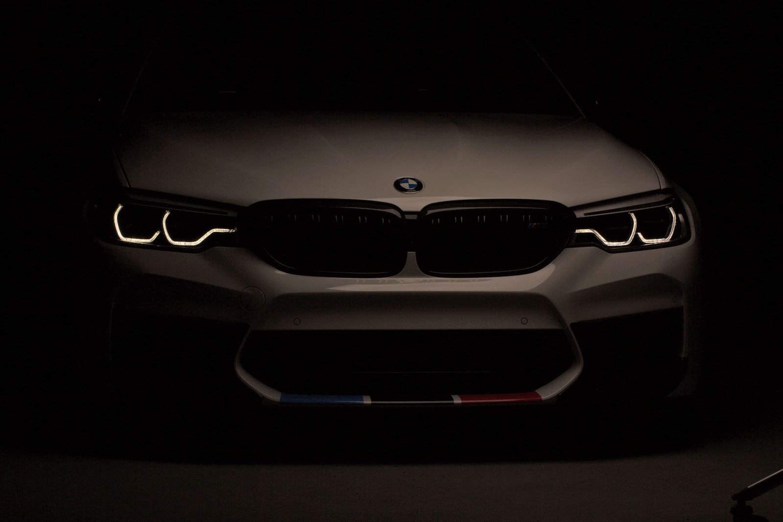 BMW m5 f90 в темноте