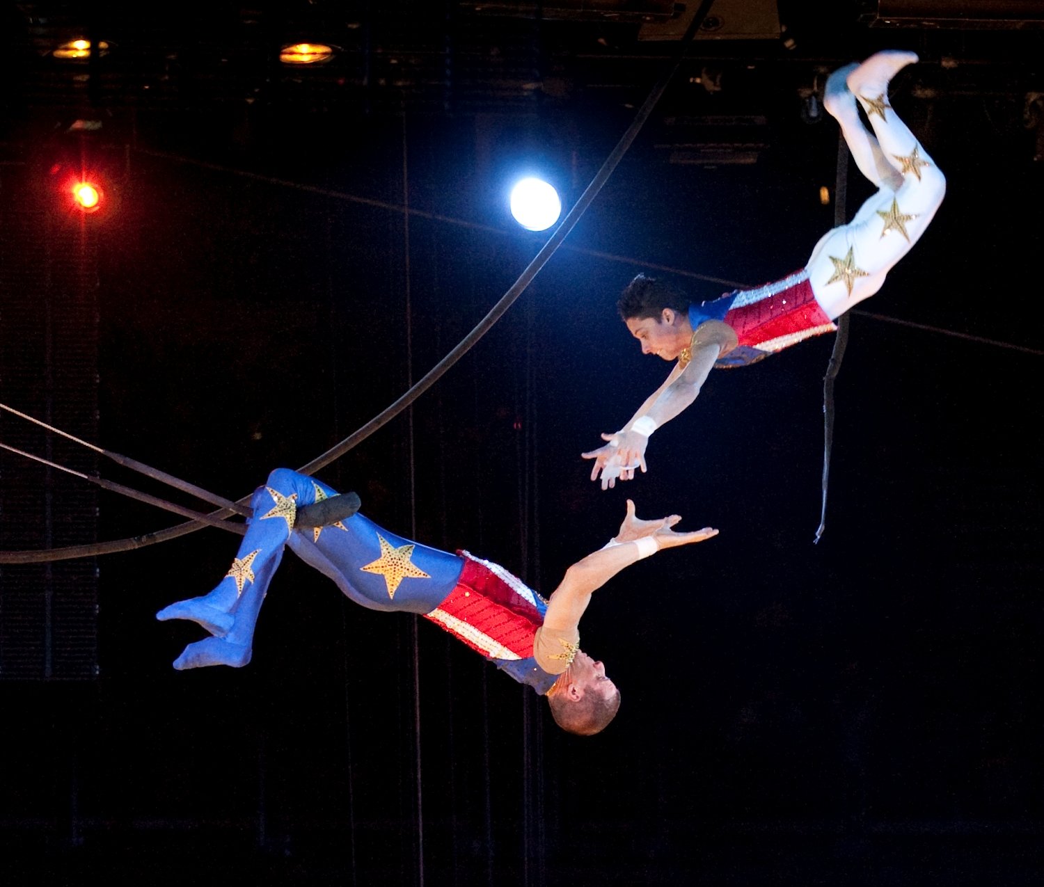 Гимнасты акробаты. Акробаты в цирке. Воздушные акробаты. Воздушные гимнасты. Акробаты в воздухе.