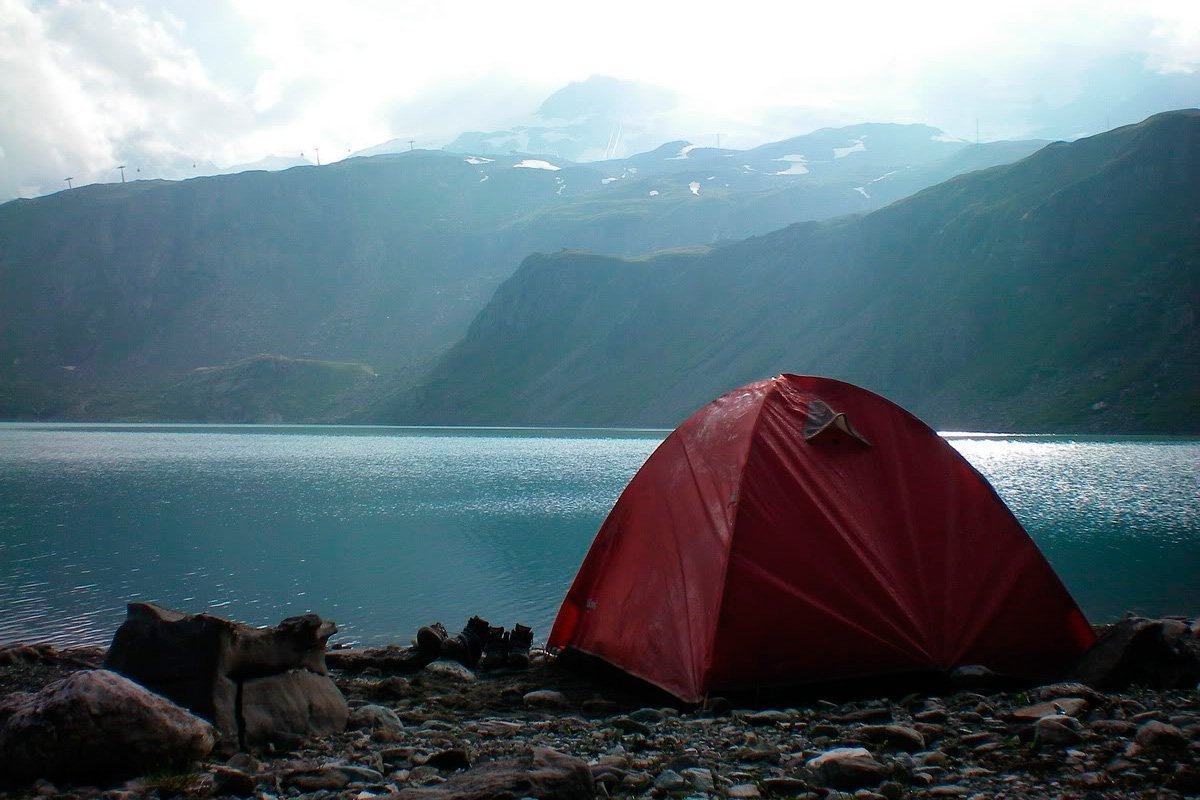 Озеро в горах палатка