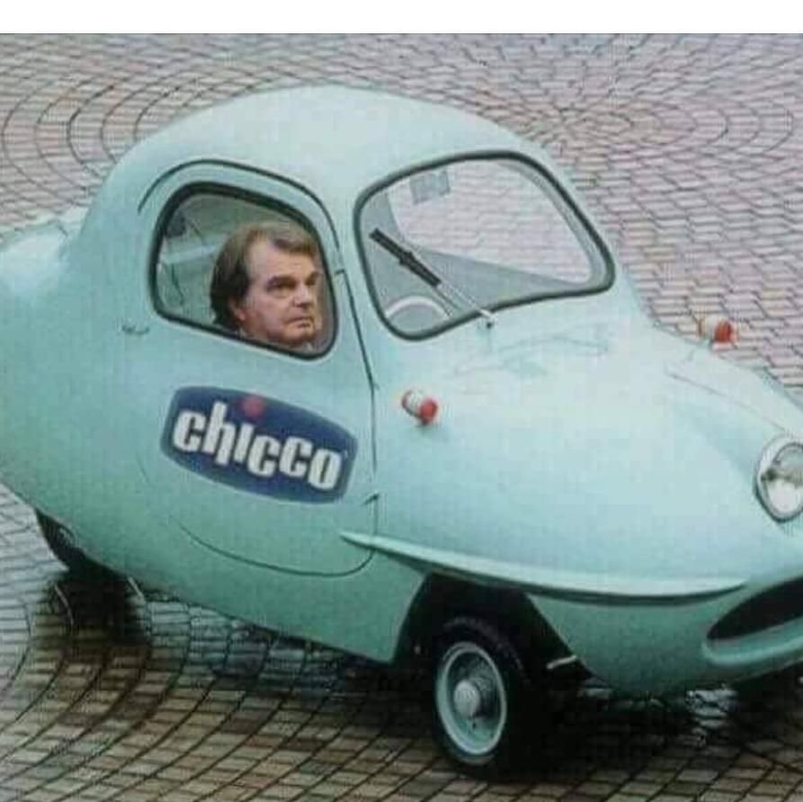 Смешная маленькая машинка